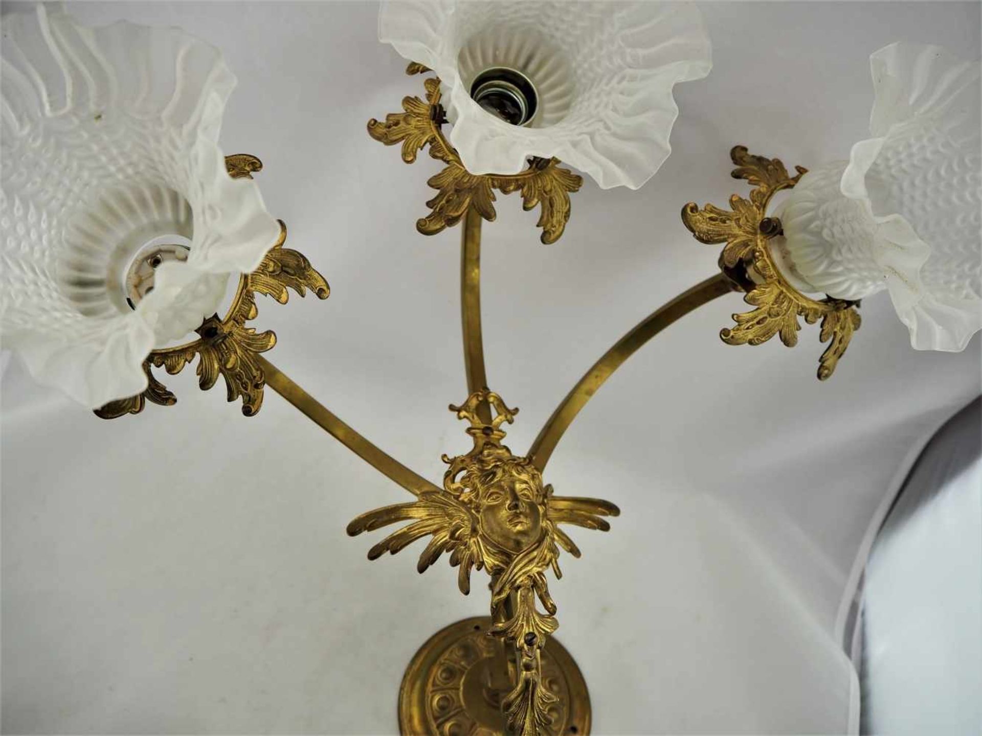 Dreiarmige WandlampeAus Bronze und Messing gefertigt. Drei Brennstellen mit Glasschirmen aus - Image 2 of 3