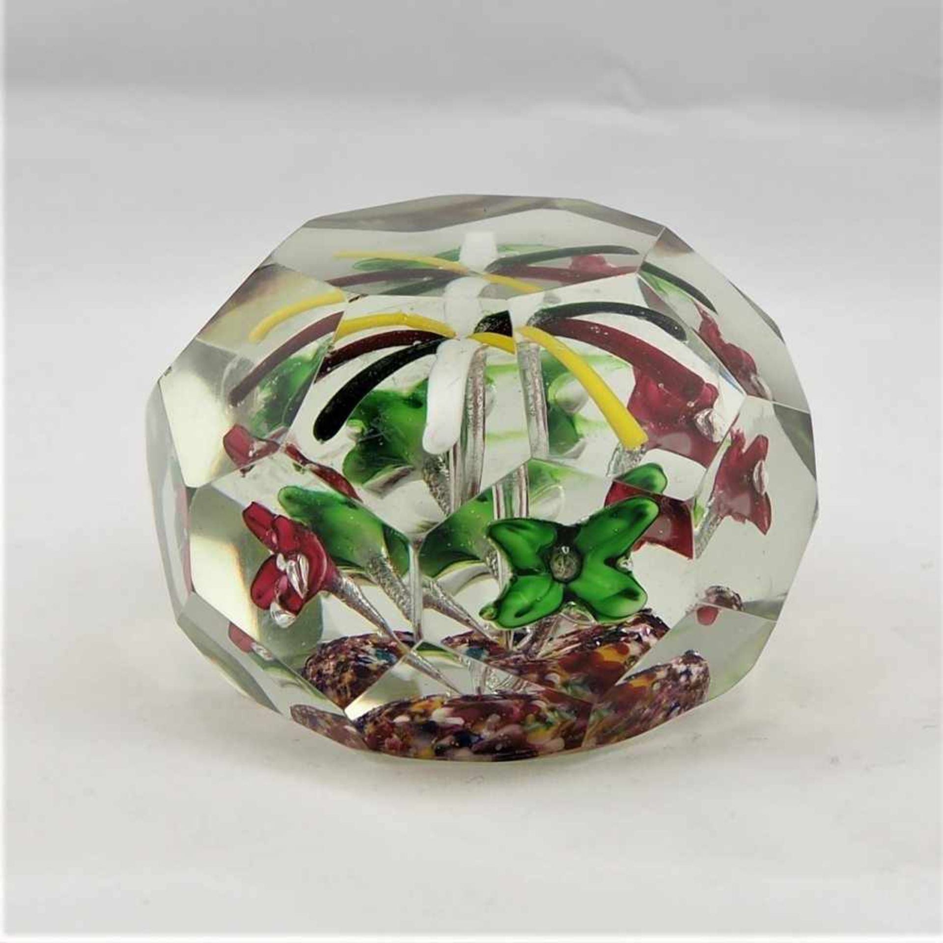 Paperweight um 1900Kristallglas mit geschliffenen Facetten, innen mit eingeschmolzenen, farbigen