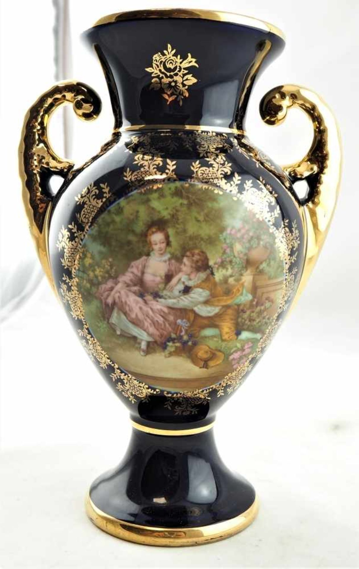 Vase, Frankreich um 1930Kuppaförmige Blumenvase mit enzianblauer Glasur und Goldstaffage, gemarkt "