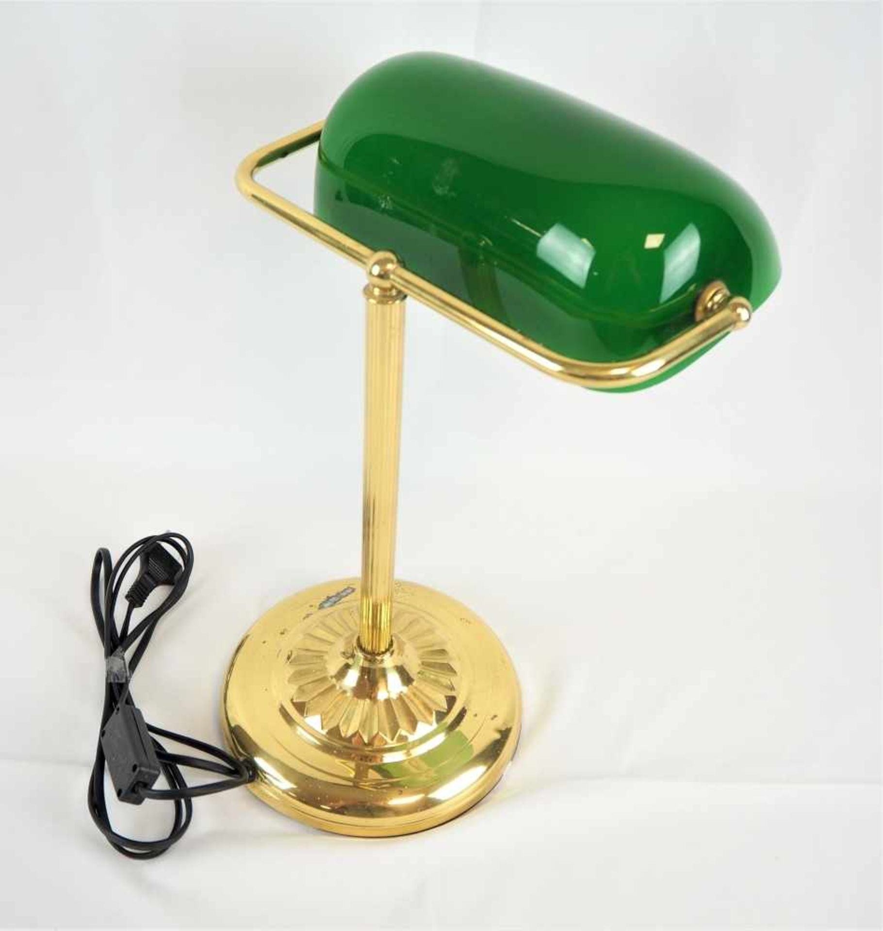 Tischlampe 60er JahreGestell aus Messing, Schirm aus grünem Glas, funktionstüchtig. H. 37cmTable