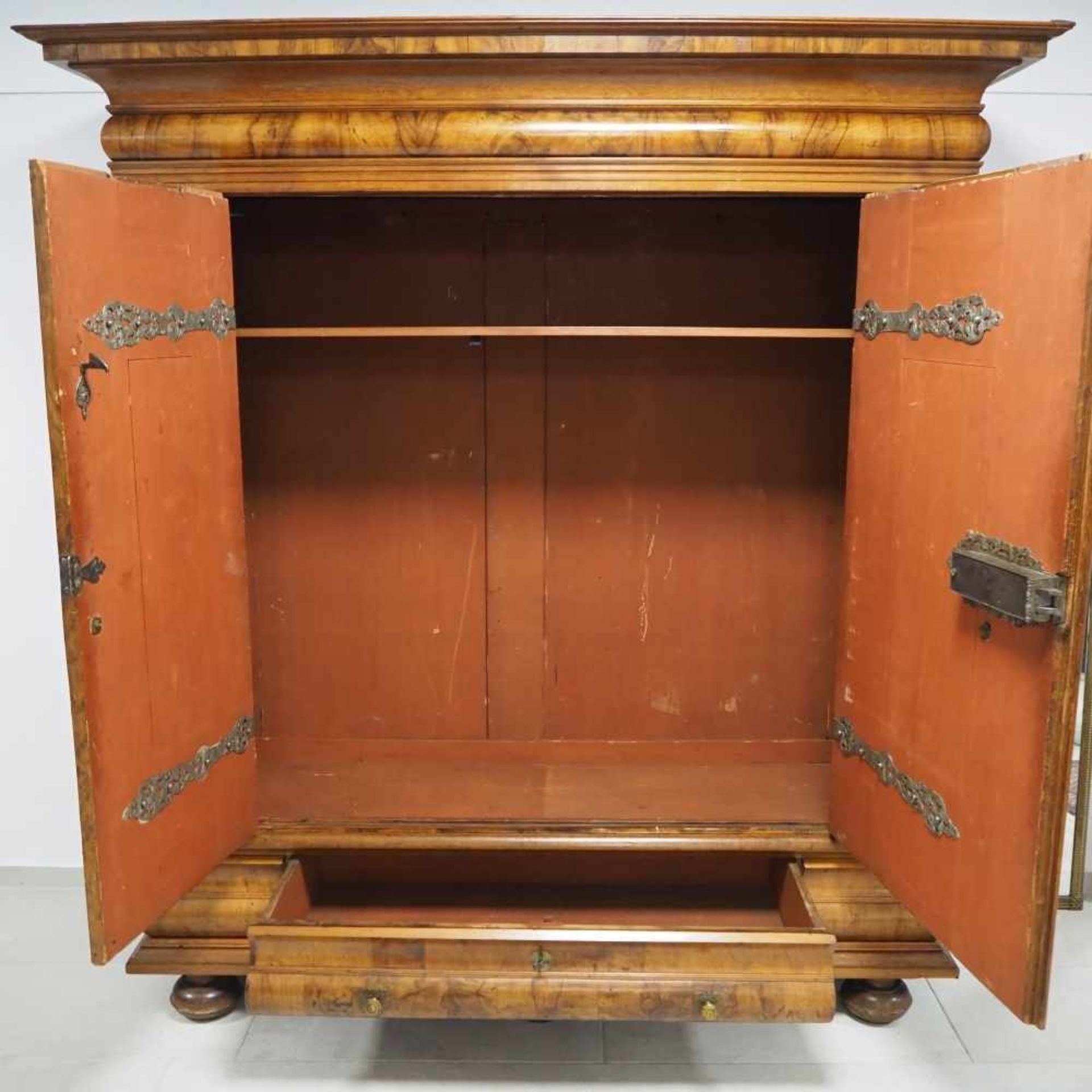 Barockschrank um 1760Sogenannter "Fankfurter Wellenschrank" aus Nussbaumholz und Eiche, Massiv und - Bild 7 aus 9