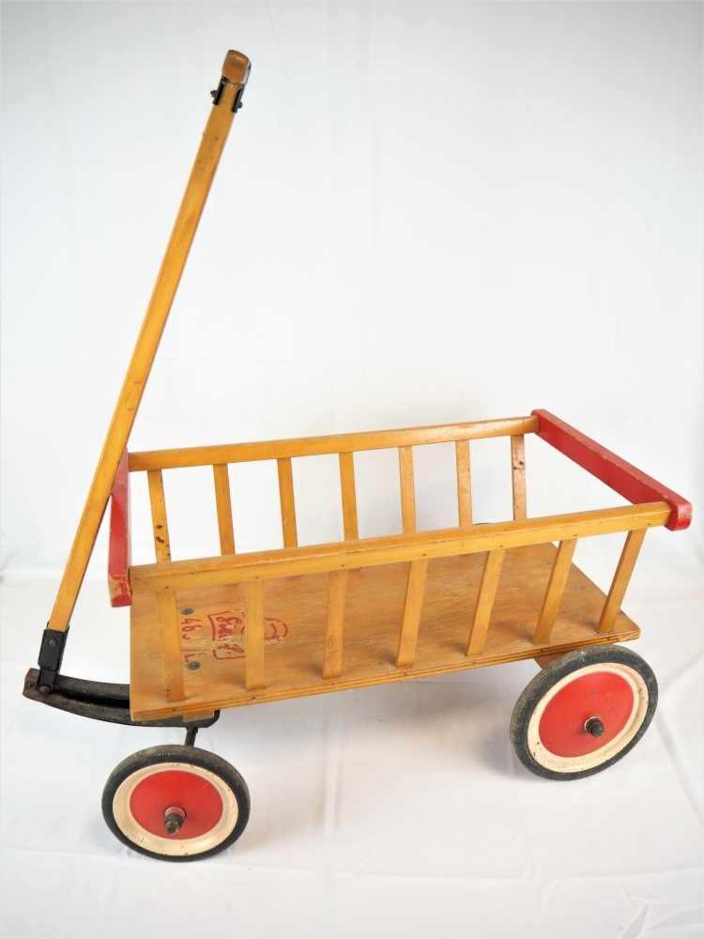 Original "Steiff" LeiterwagenGestell aus Buche, rot und gelblich eingefärbt. Lange Deichsel, am