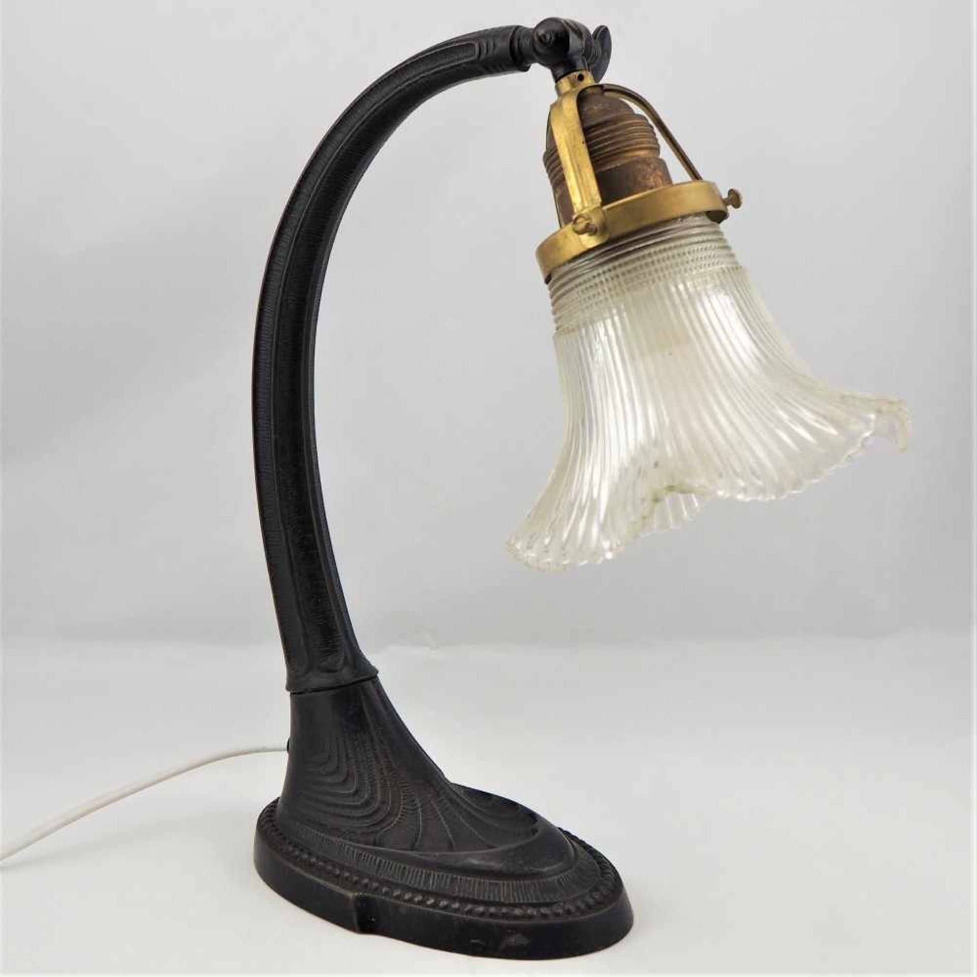 Art Deco Tischlampe, um 1930Patinierter Metallfuß, Glashalter und Fassung aus Messing (verstellbar).