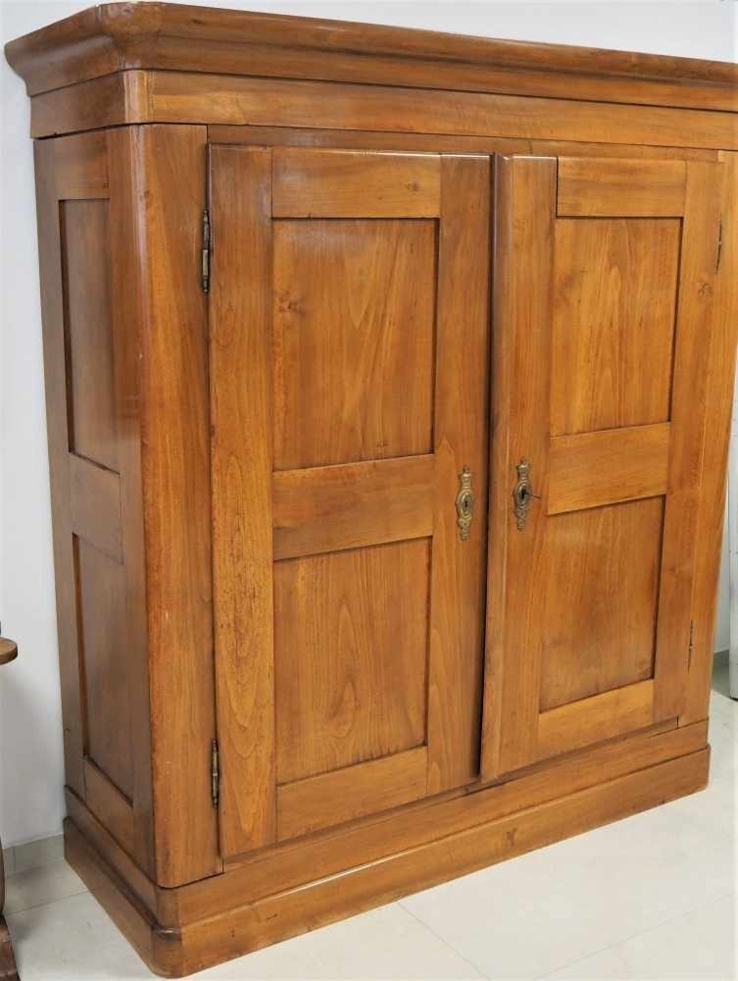 Großer Biedermeier Dielenschrank2-türiger, zerlegbarer Schrank aus massiven Nussbaum. Seitenteile - Bild 2 aus 4