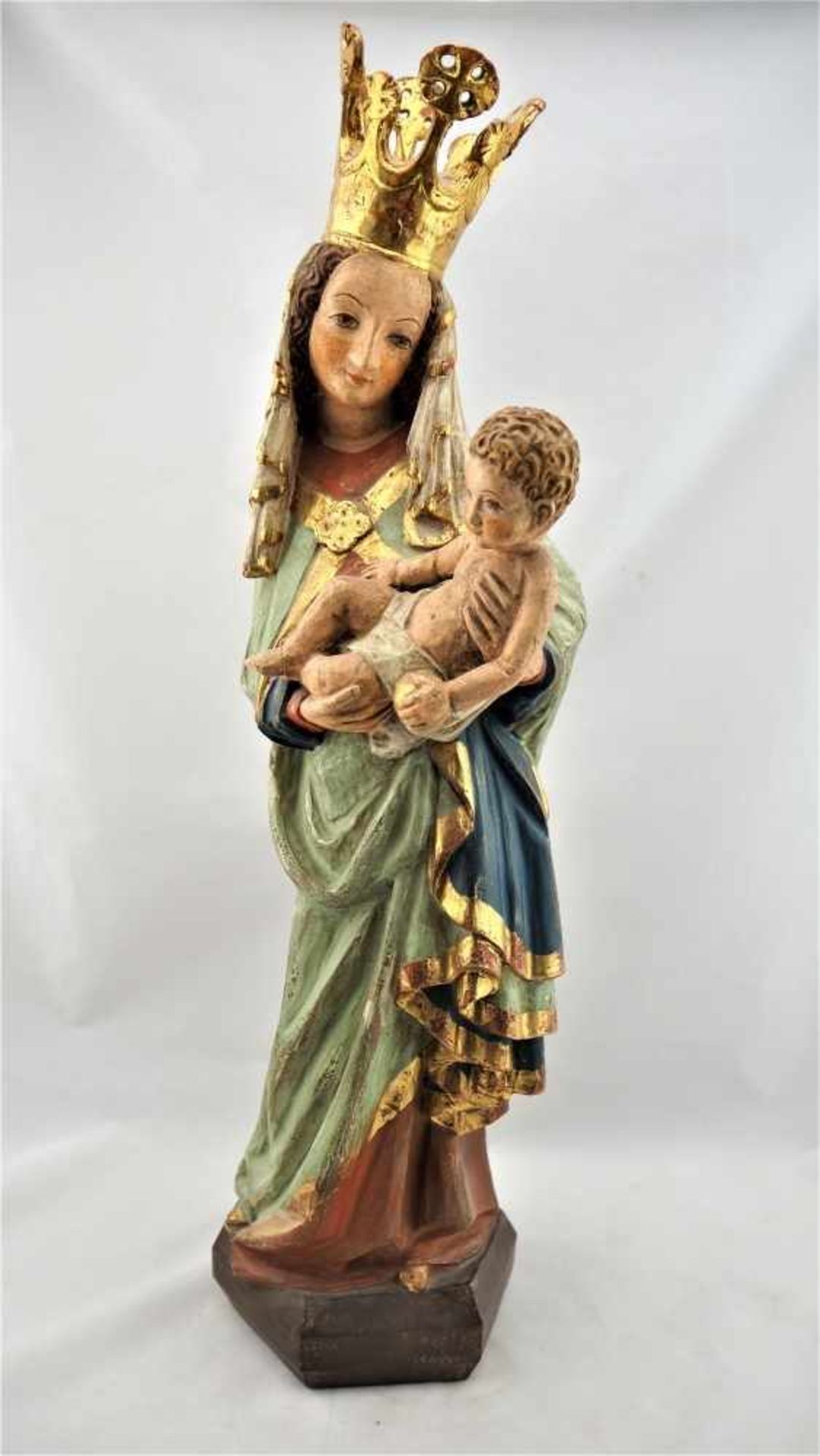 Madonna mit KindAus Lindenholz geschnitzt, farbig gefasst mit Goldstaffage. Barocke Formgebung,