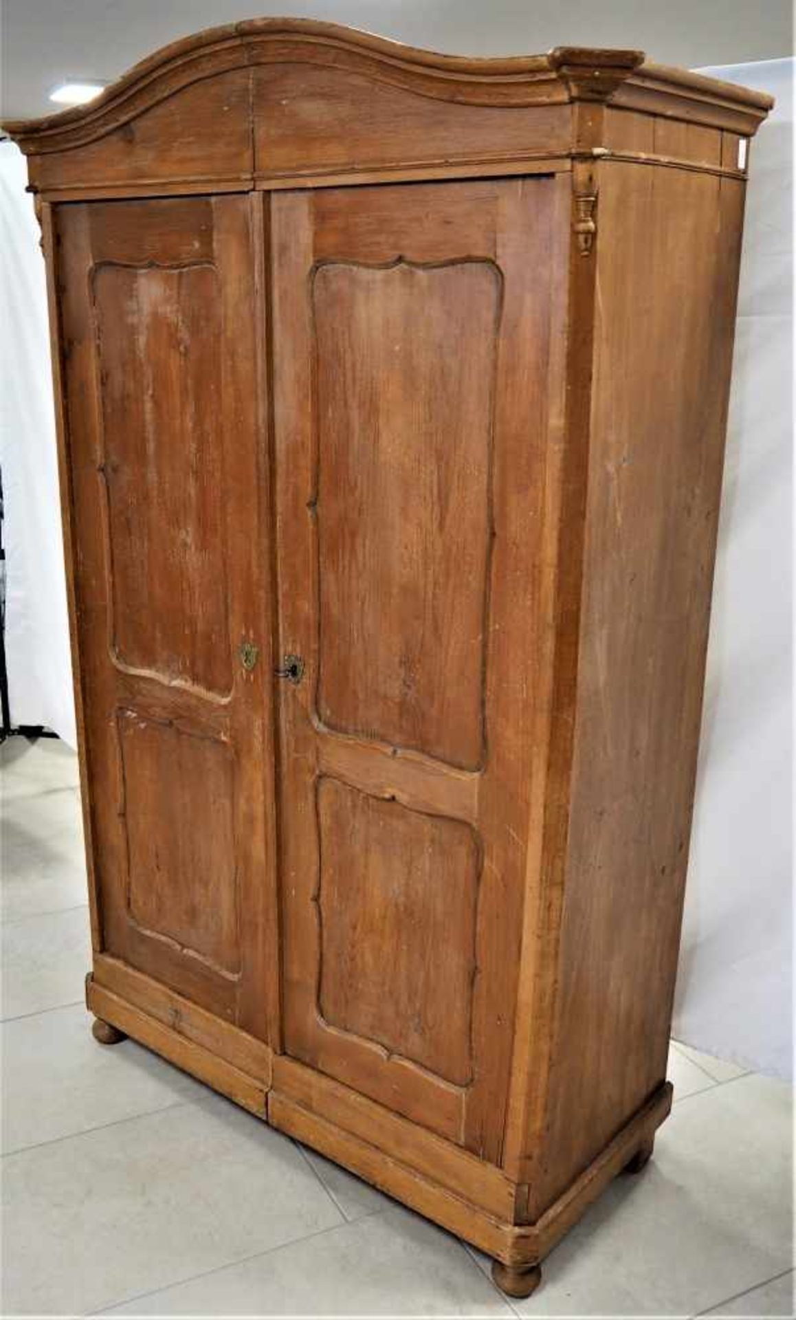 Kleiderschrank um 18502 türig, Weichholz, geschwungene Bekrönung, Türen mit Brezelfüllung, - Bild 2 aus 3