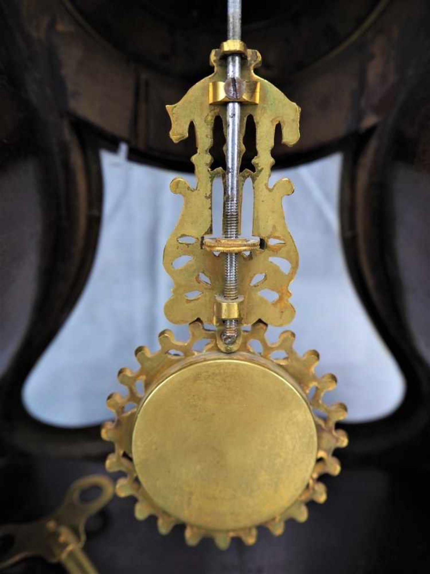 Französische Kommodenuhr um 1850im Mahagoni Gehäuse, Halb- und Stundenschlag auf Glocke, Gangreserve - Bild 4 aus 6