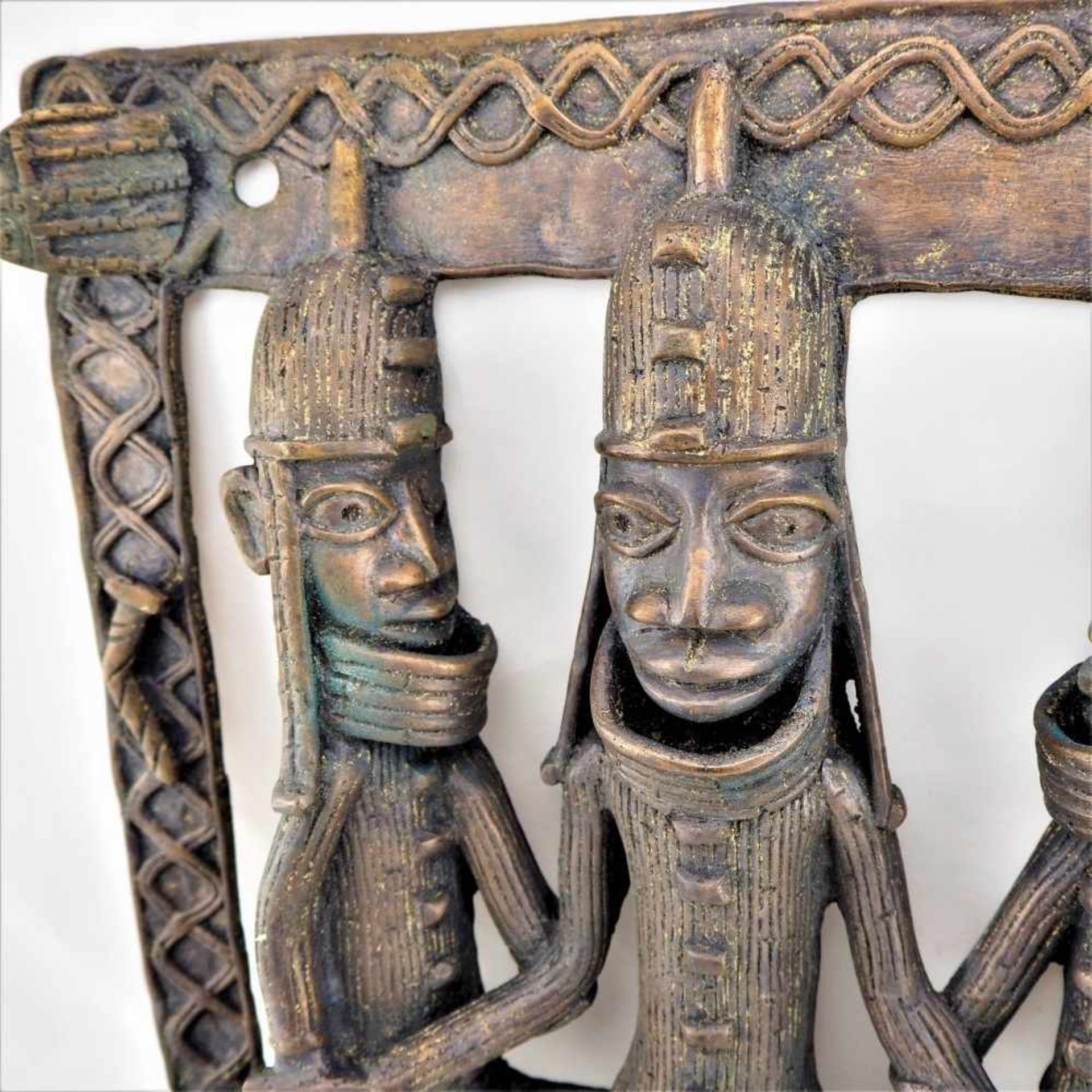 Bronzerelief Benin3-figuriges Relief aus Bronze. Halbplastische Darstellung. Ausbruch im - Bild 2 aus 3