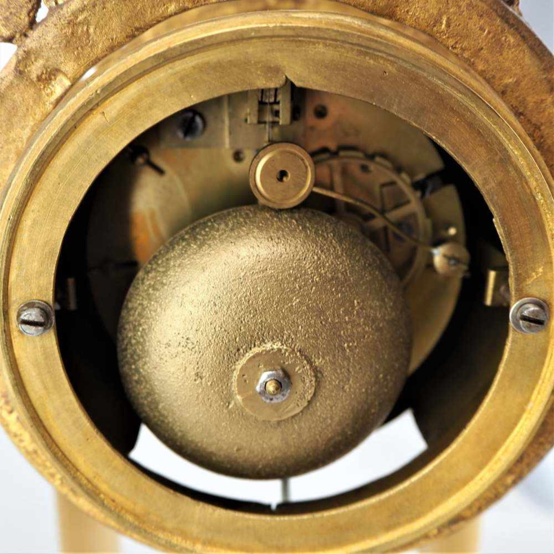 Französische Pendule, um 1880Mit Stunden- und Halbstundenschlag auf Glocke. Gehäuse aus Bronze, - Bild 2 aus 2