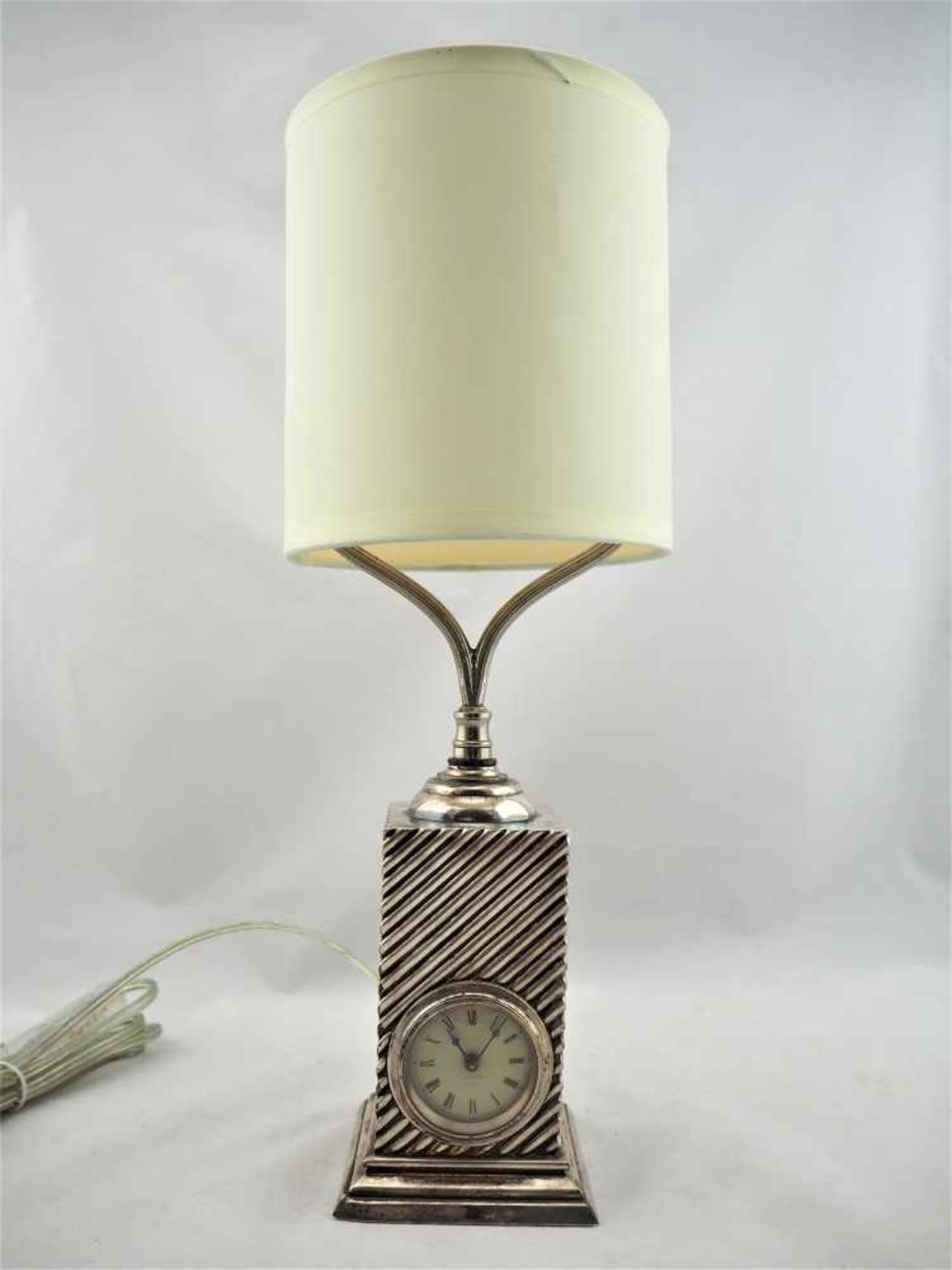 Tischlampe mit Uhr, um 1920Profilierter Stand, darüber viereckiger Korpus. Schräg gerillt, darüber - Bild 4 aus 7
