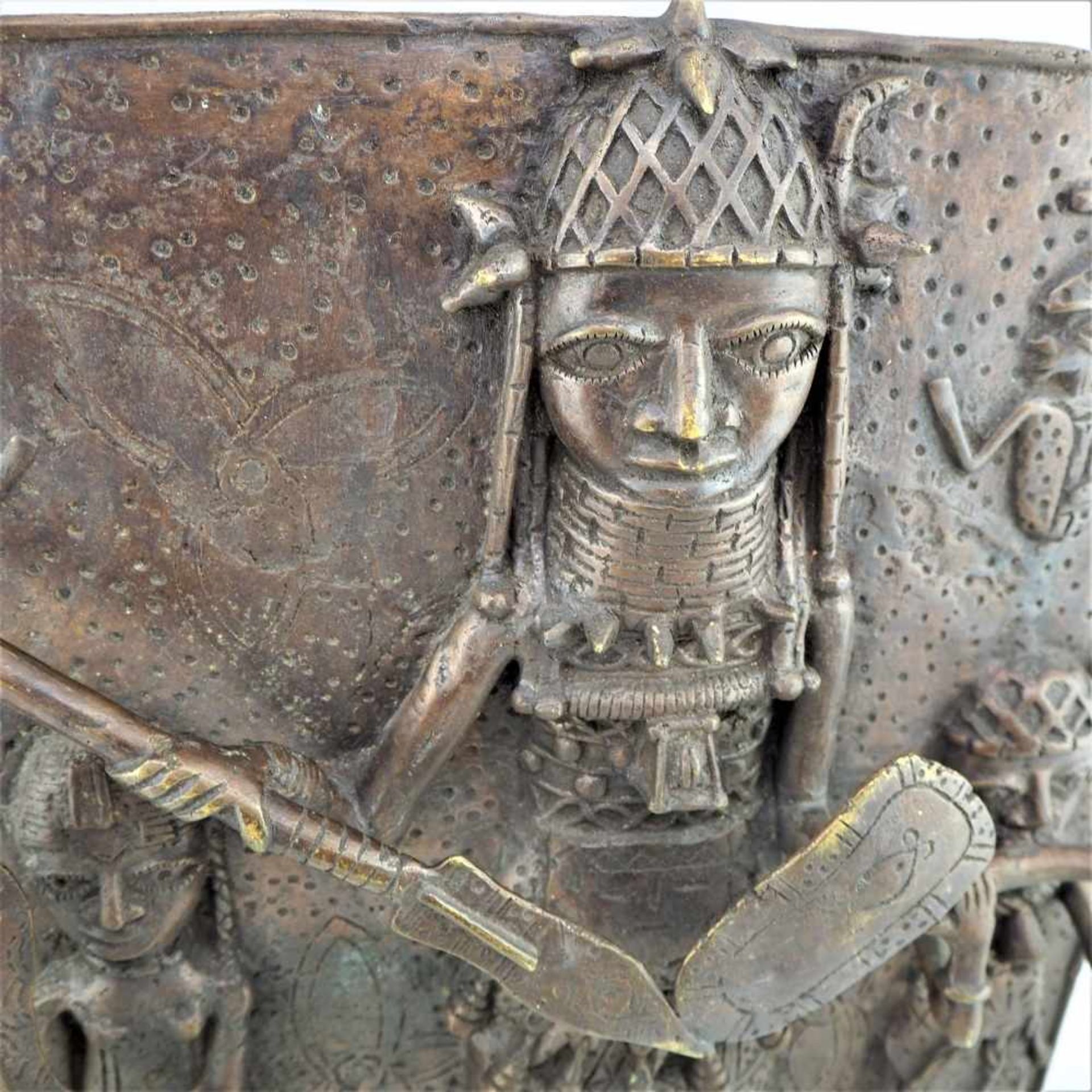 Benin BronzereliefMehrfiguriges Bronzerelief aus Benin, Westafrika. Patina. Ausbrüche. 8,15kg. H. - Bild 2 aus 3