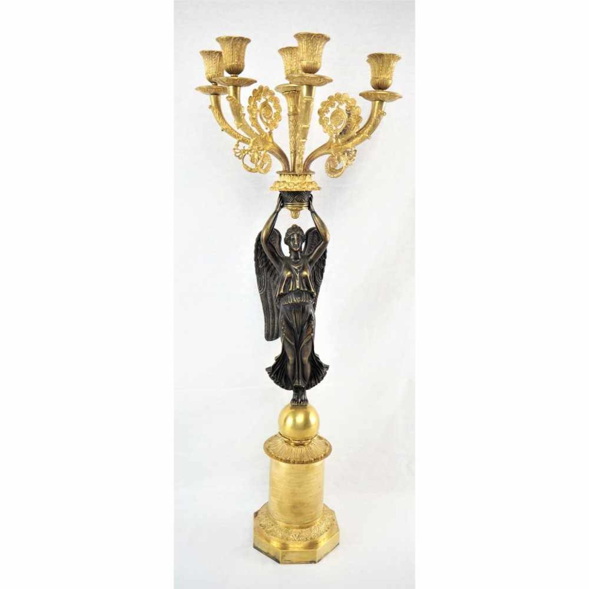 Empire Girandole, Frankreich um 1800Bronze, feuervergoldet und teils patiniert. Rundes Postament,