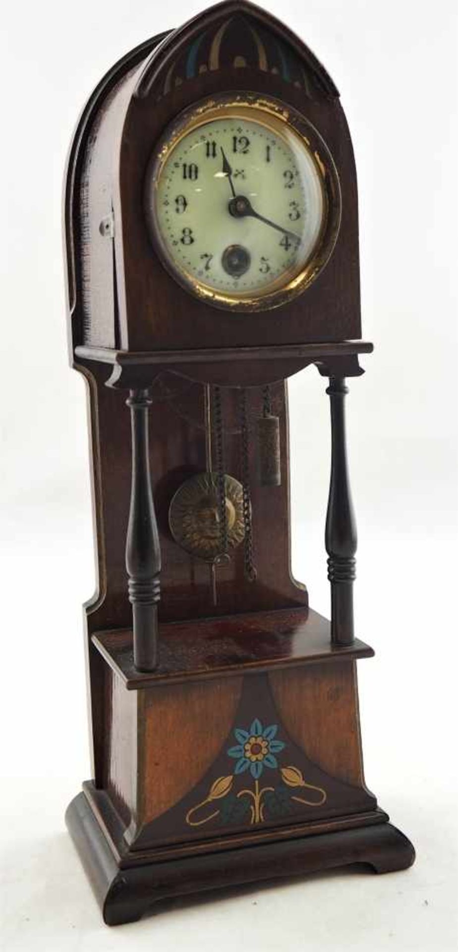 Miniaturstanduhr, um 1910Gehäuse aus Mahagoni, in Form einer offenen Standuhr (Freischwinger), mit