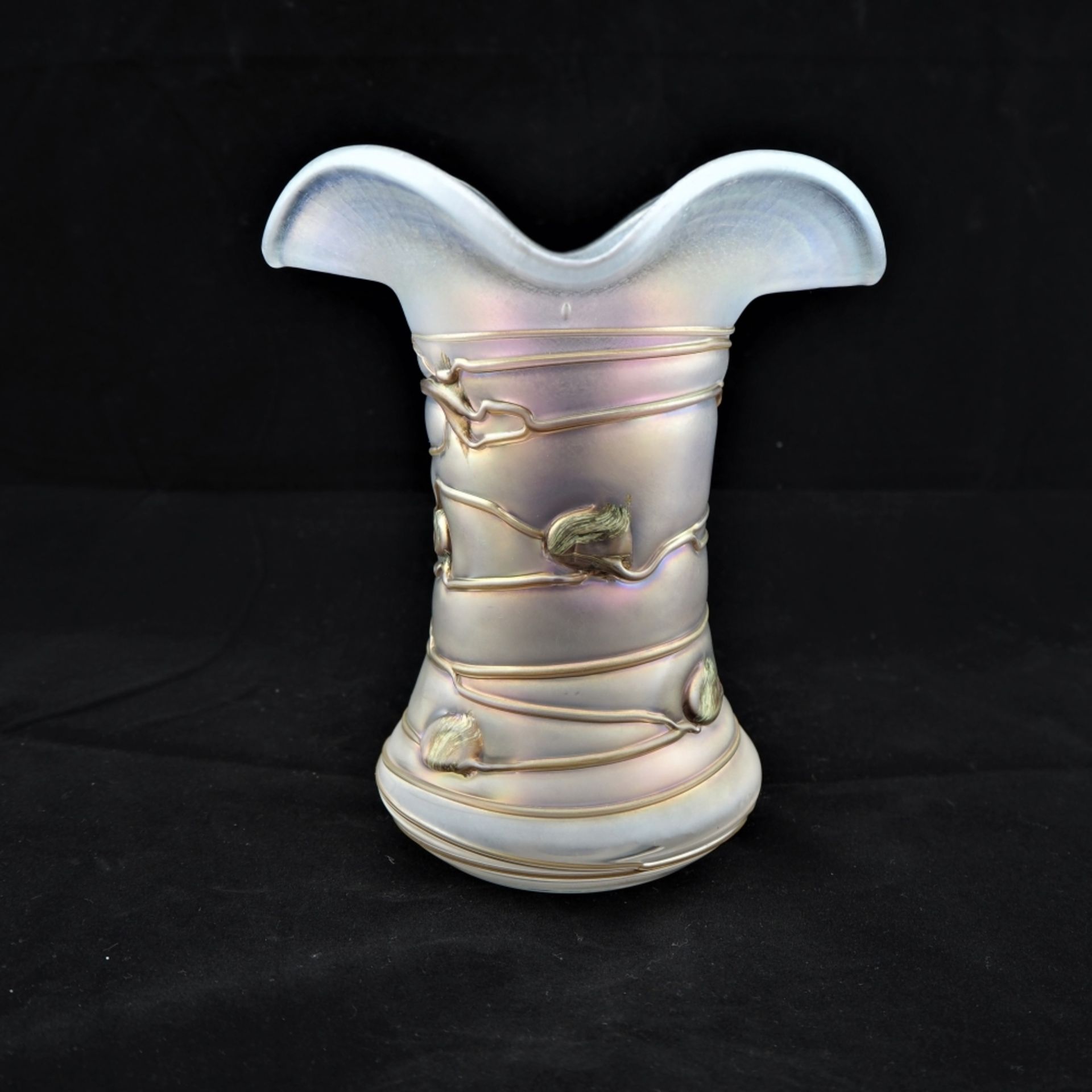 Jugendstil-Vase, wohl Loetzaus irisierendem Milchglas. Breiter Stand, großer, blütenförm