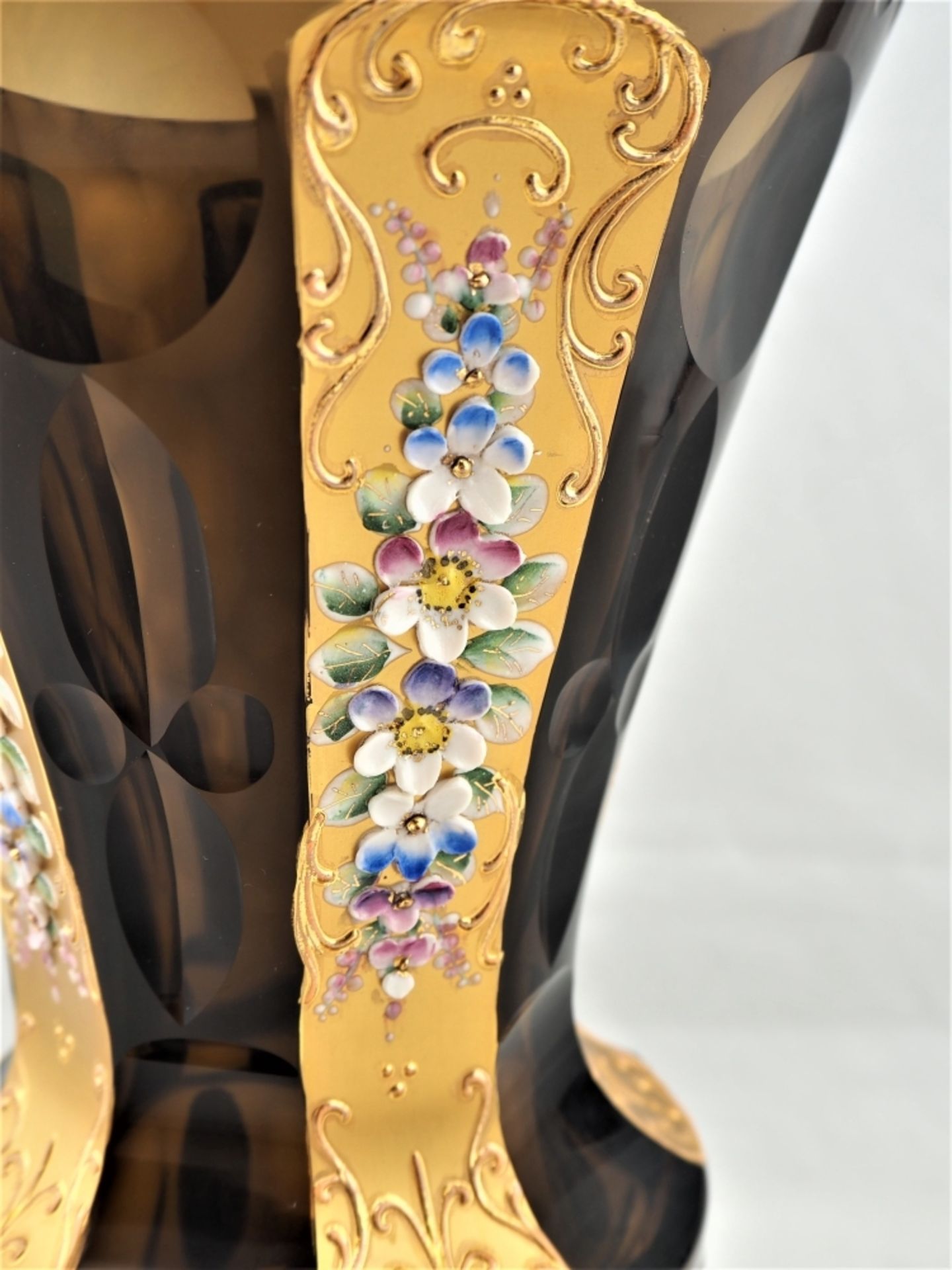 Vase, geschliffen, mit reicher Emailleverzierungaus braunem Glas, mit aufwändigem Schlif - Bild 3 aus 4