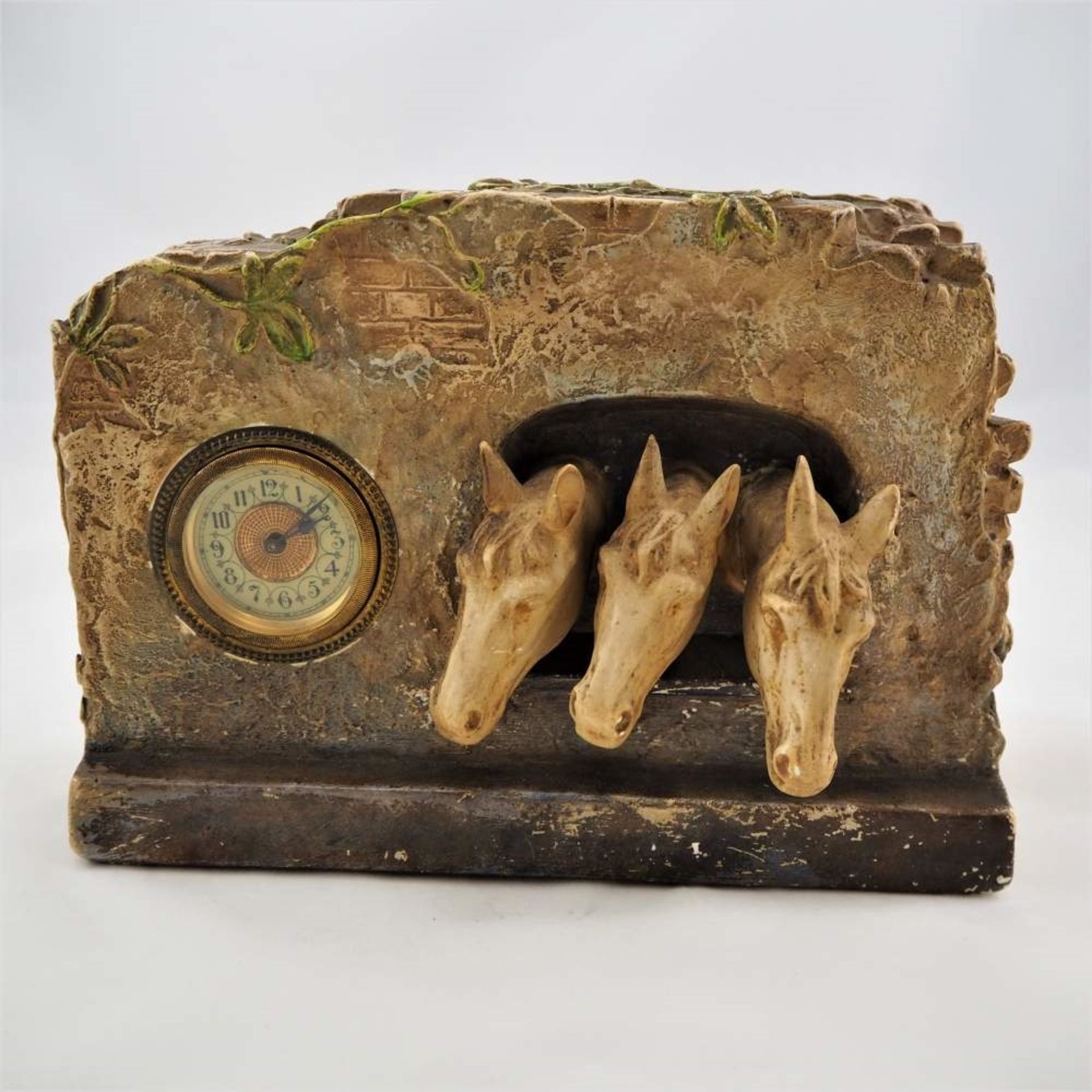 Kleine Uhr, Jugendstil um 1910Gehäuse aus Keramik, matt bemalt und gebrannt. Drei Pferde
