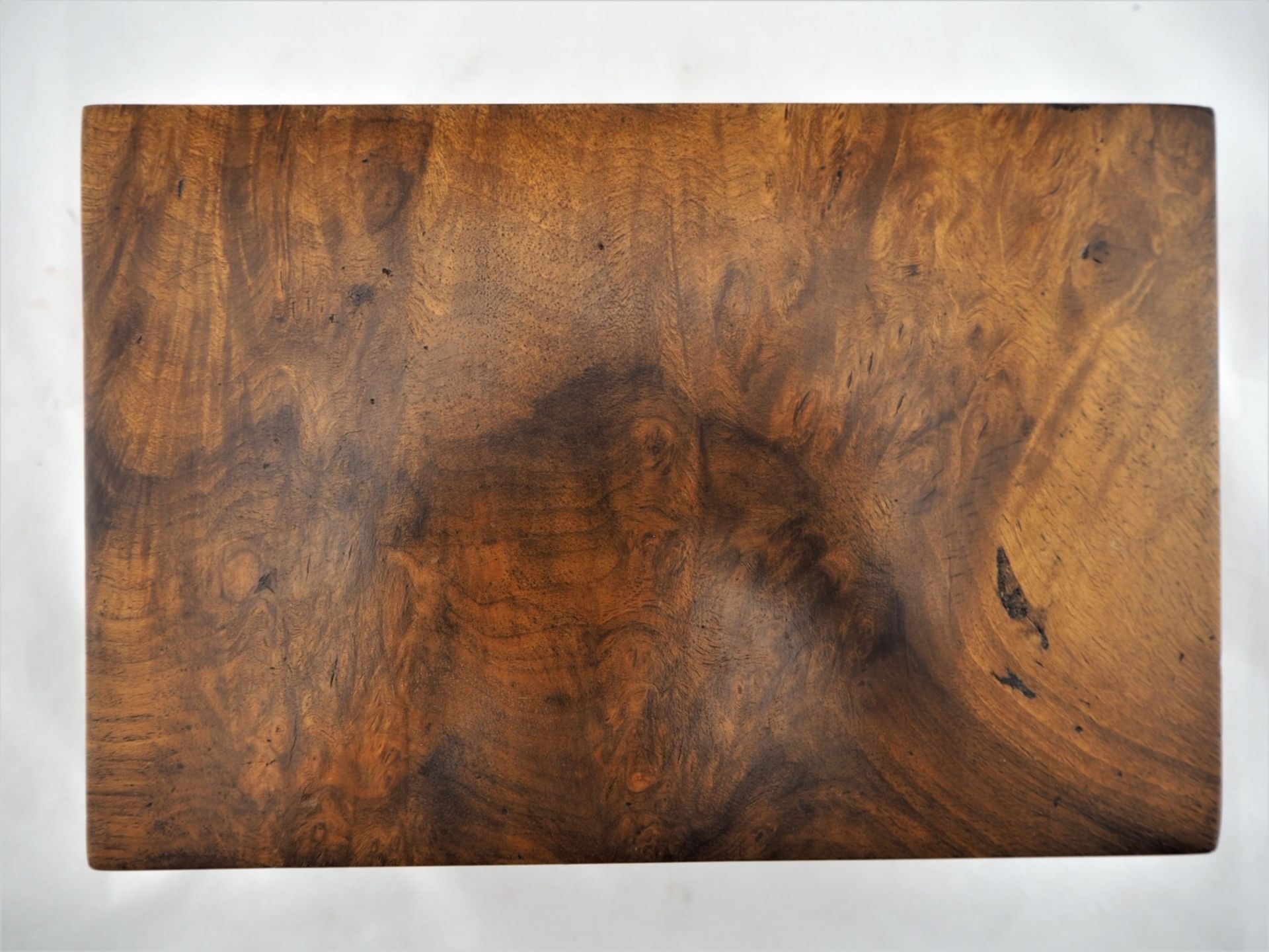Schatulle aus Holz, um 1840Wohl Nussbaum teils massiv und furniert, sehr schöne Maserung - Image 2 of 4