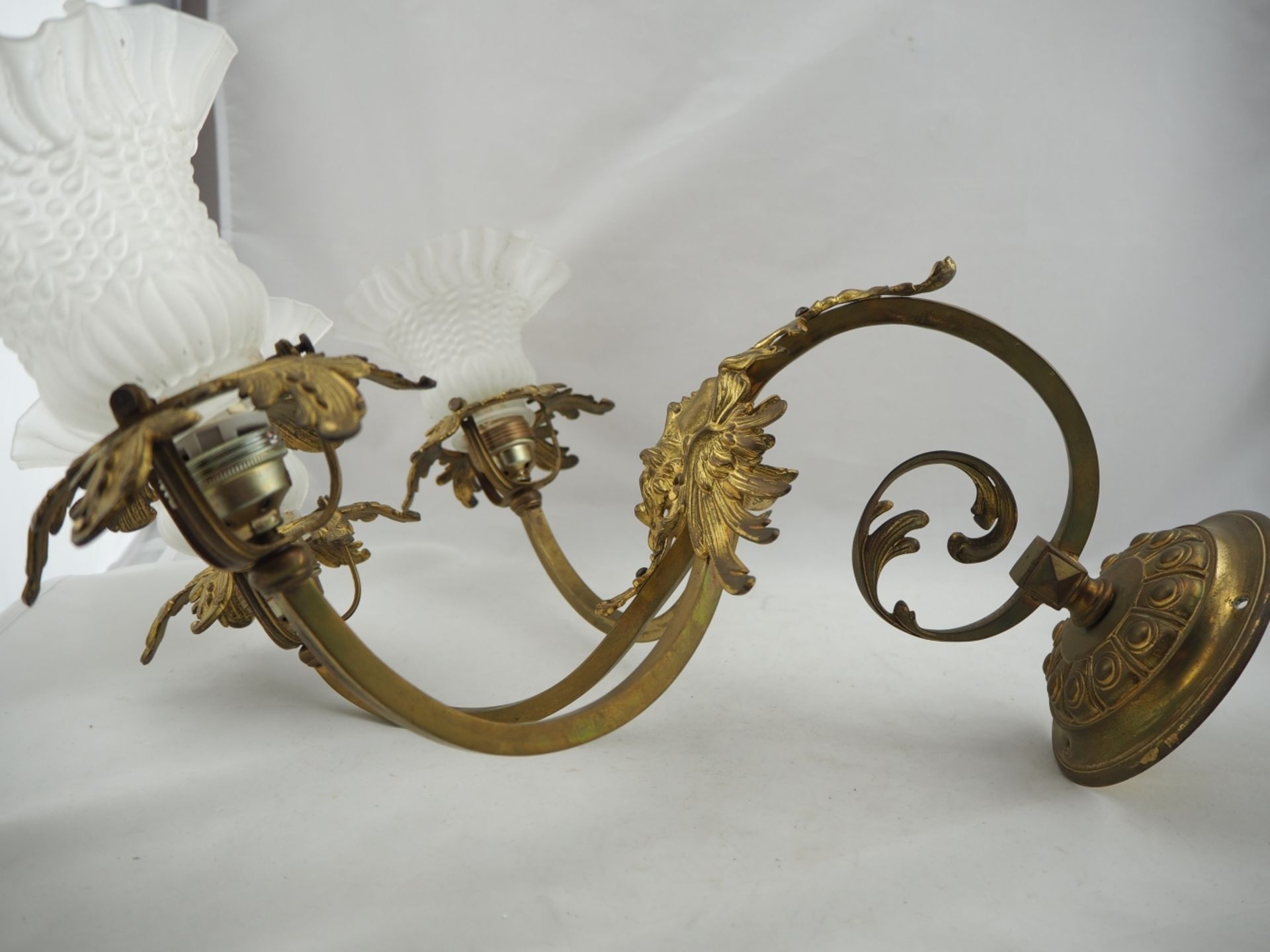 Dreiarmige WandlampeAus Bronze und Messing gefertigt. Drei Brennstellen mit Glasschirmen - Bild 3 aus 3