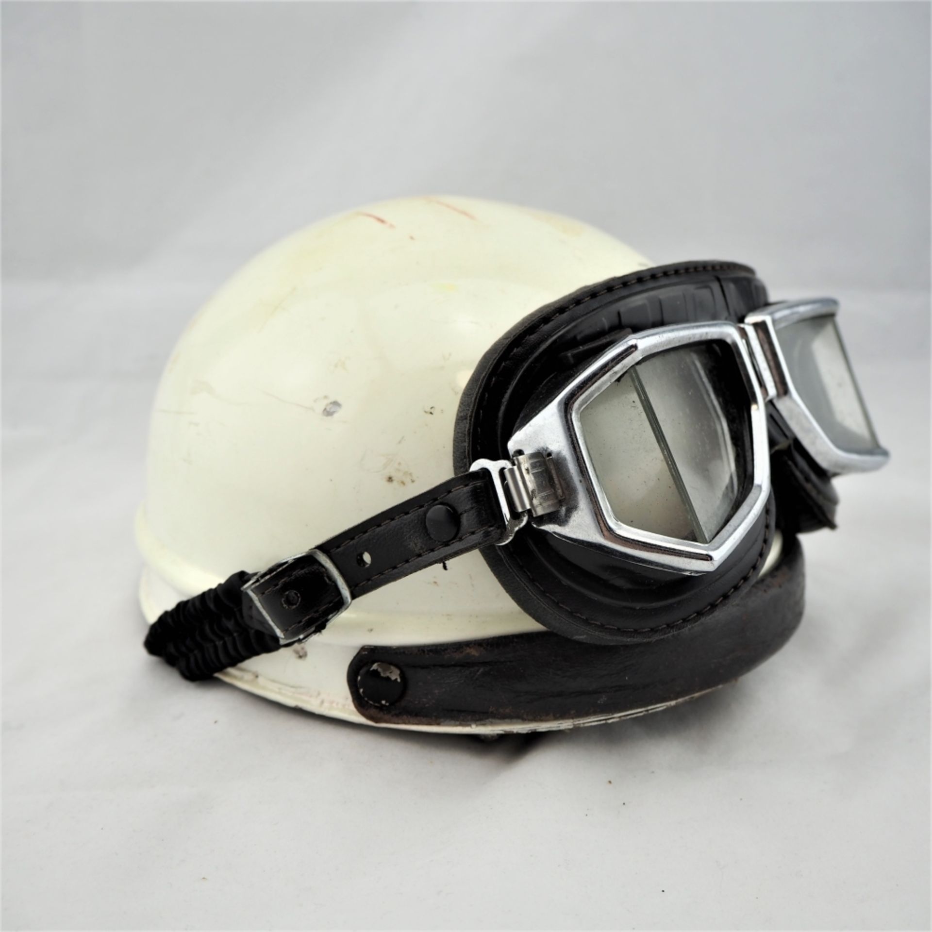 Motorrad-Helm, wohl 50er Jahre,Blech und Leder, mit Original-Brille. Gebraucht mit Spure - Bild 2 aus 4