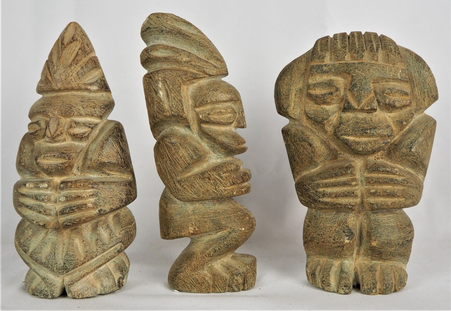 Konvolut Steinskulpturen, Afrika, 3 Stück geschnitzte Figuren in hockender Haltung mit u