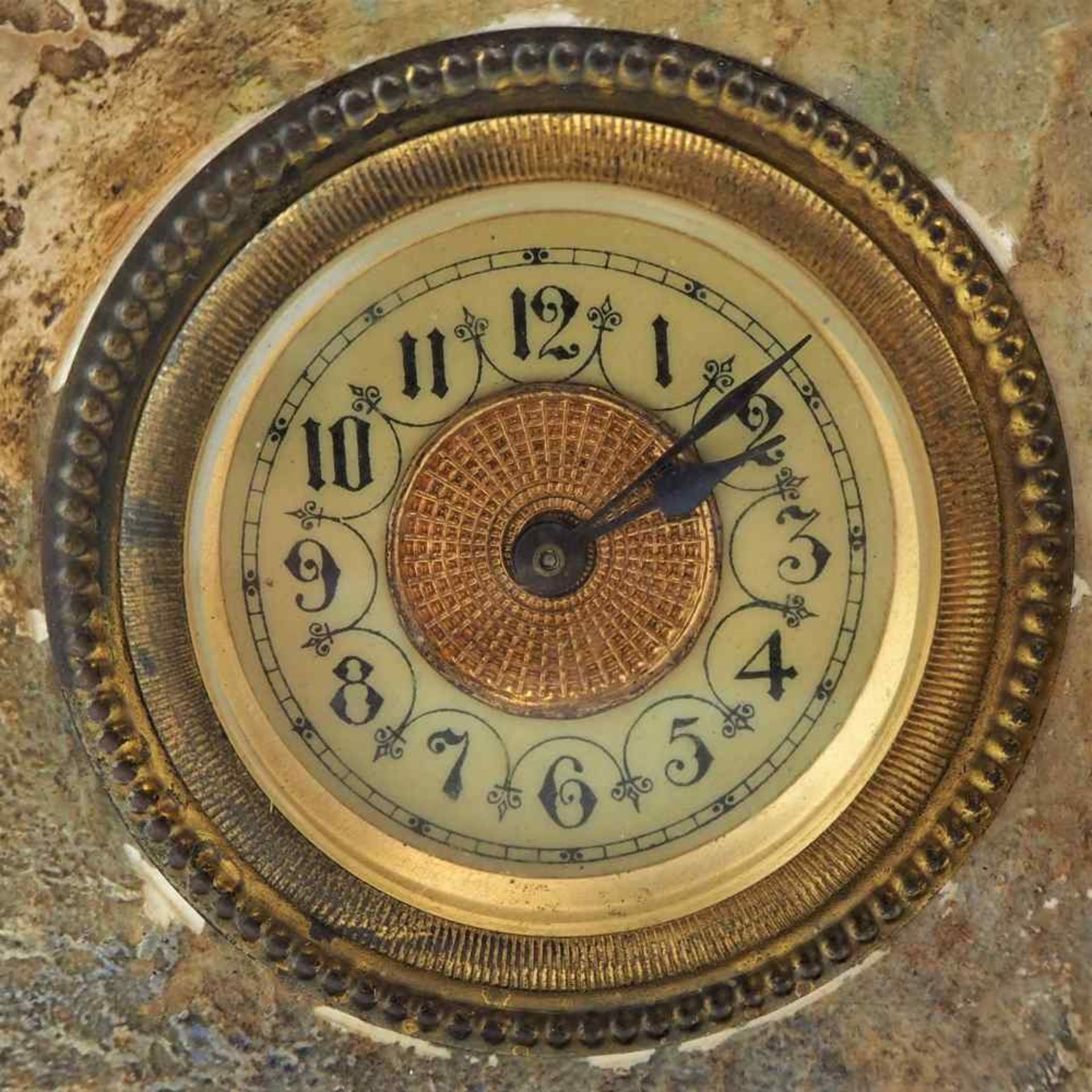 Kleine Uhr, Jugendstil um 1910Gehäuse aus Keramik, matt bemalt und gebrannt. Drei Pferde - Bild 3 aus 6