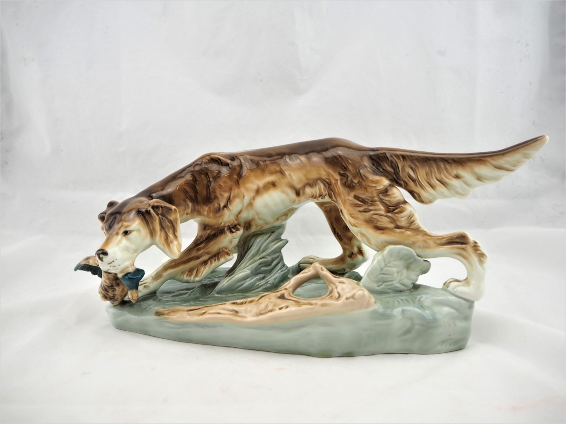 Jagdhund, 50er JahreWeißes Porzellan, unterglasurbemalt, Darstellung eines Jagdhundes mi