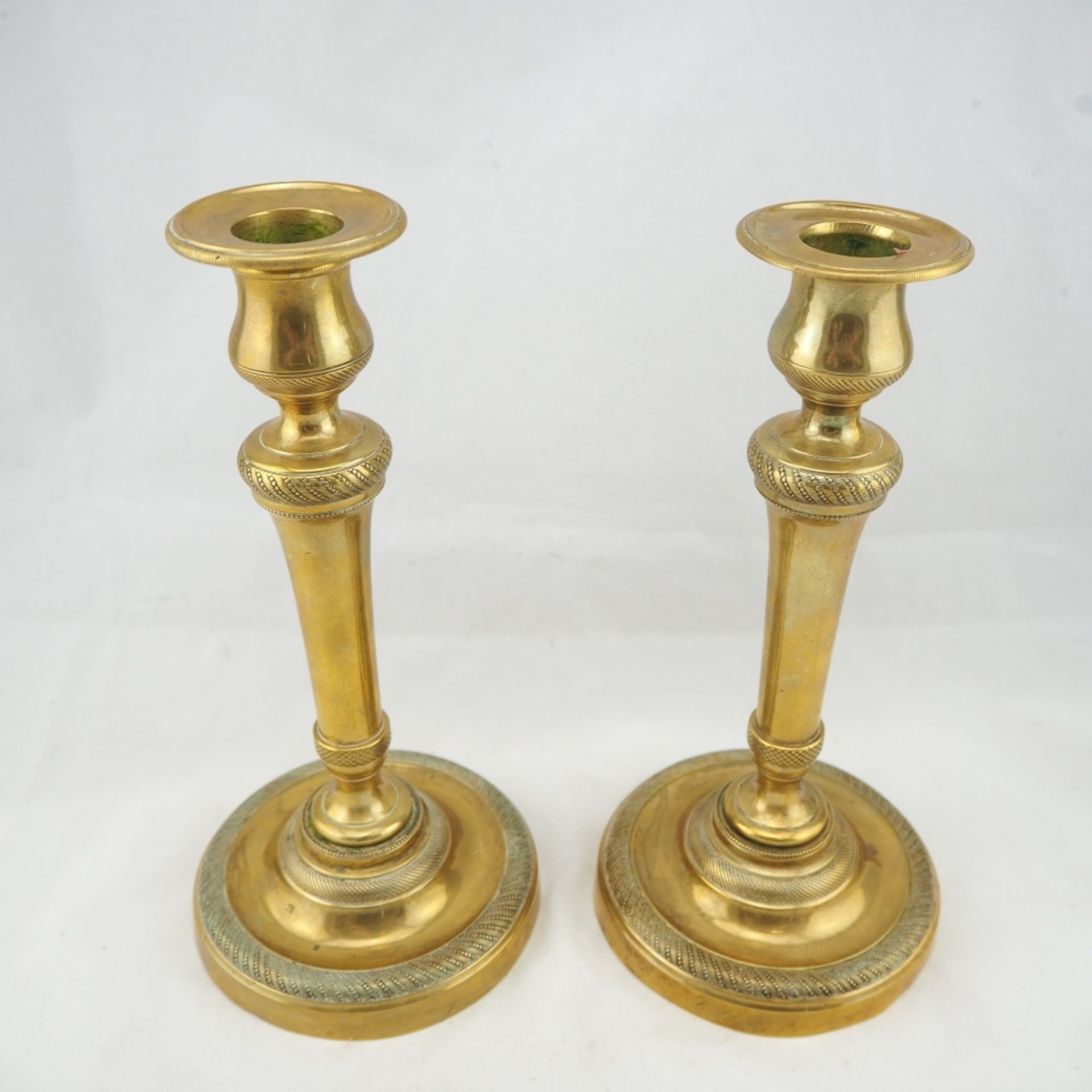 Paar Leuchter, um 1800klassizistisches Paar Leuchter aus Messing oder Bronze, vergoldet. - Image 2 of 3