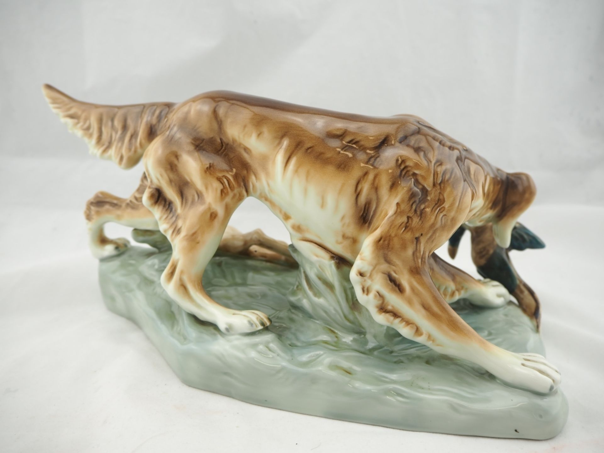 Jagdhund, 50er JahreWeißes Porzellan, unterglasurbemalt, Darstellung eines Jagdhundes mi - Bild 4 aus 5