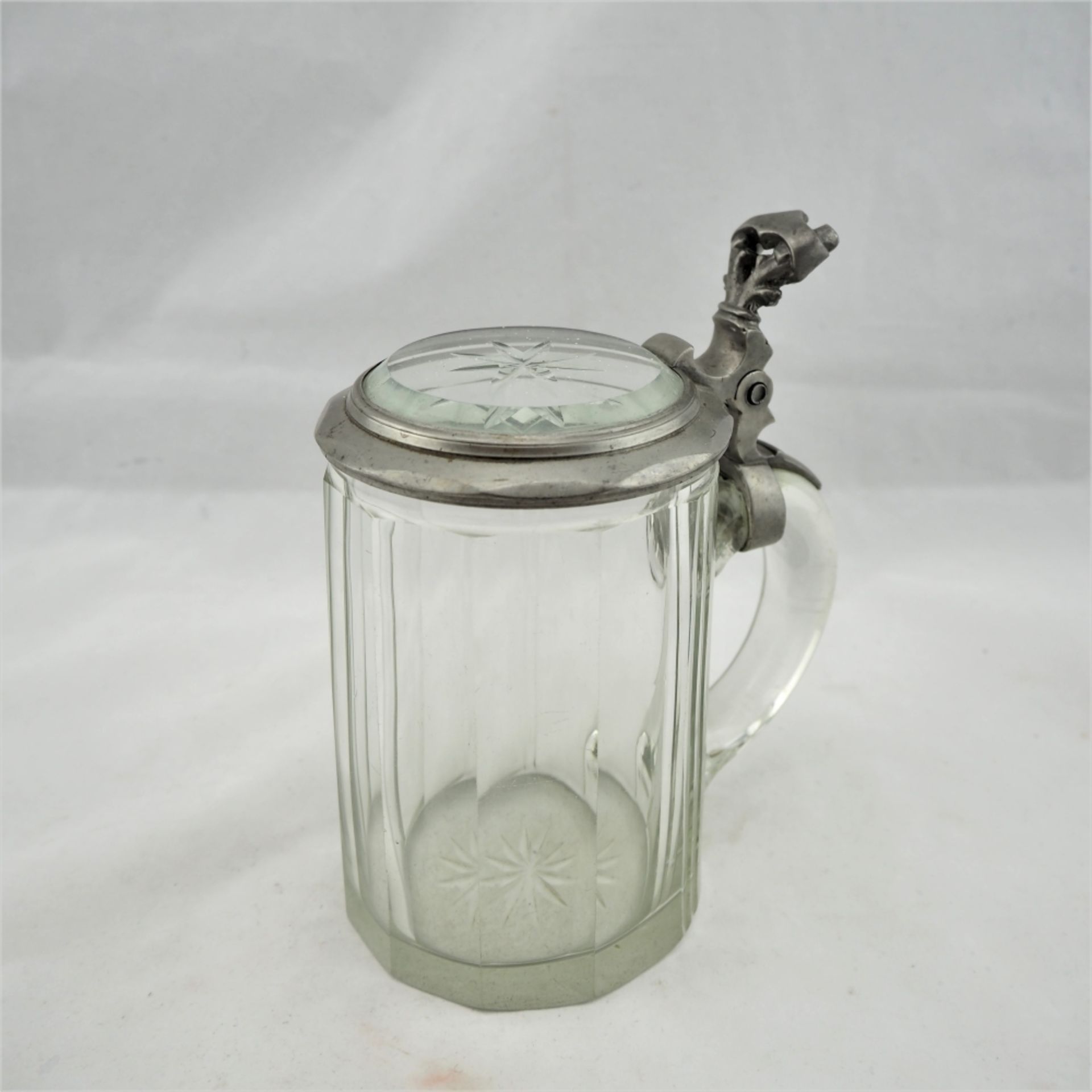 Glaskrug mit Deckel, um 1900aus Kristallglas mit Facettenschliff, Glasdeckel mit Zinnmon