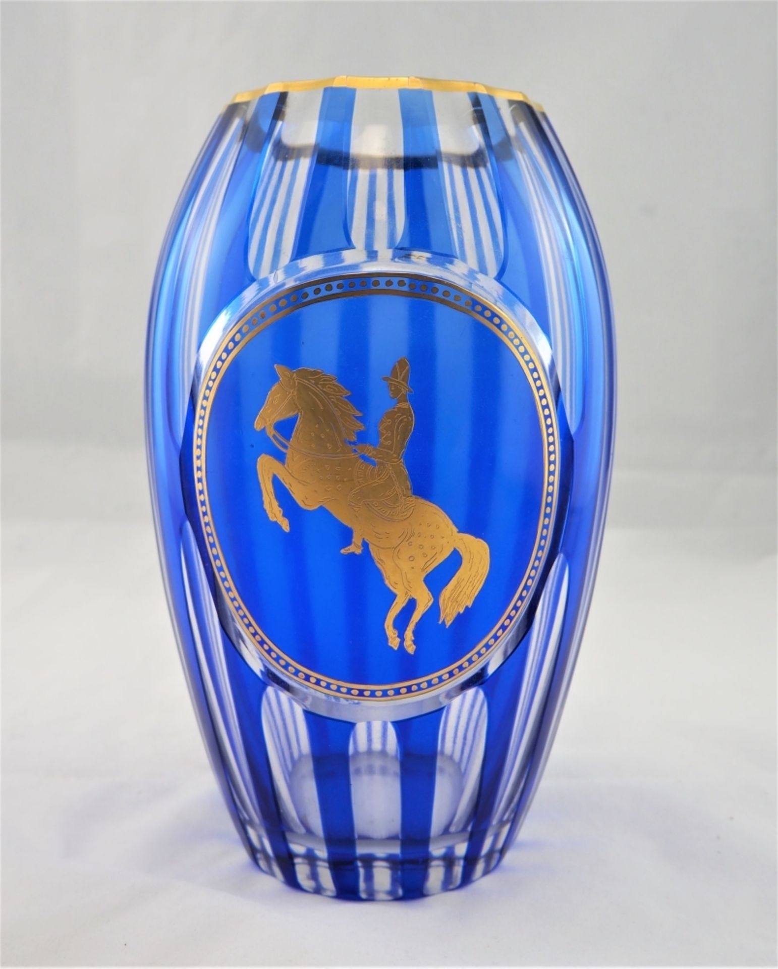 Biedermeier Vase, wohl Böhmenschwere, bauchige Vase mit blauem Überfang, verziert mit Sc