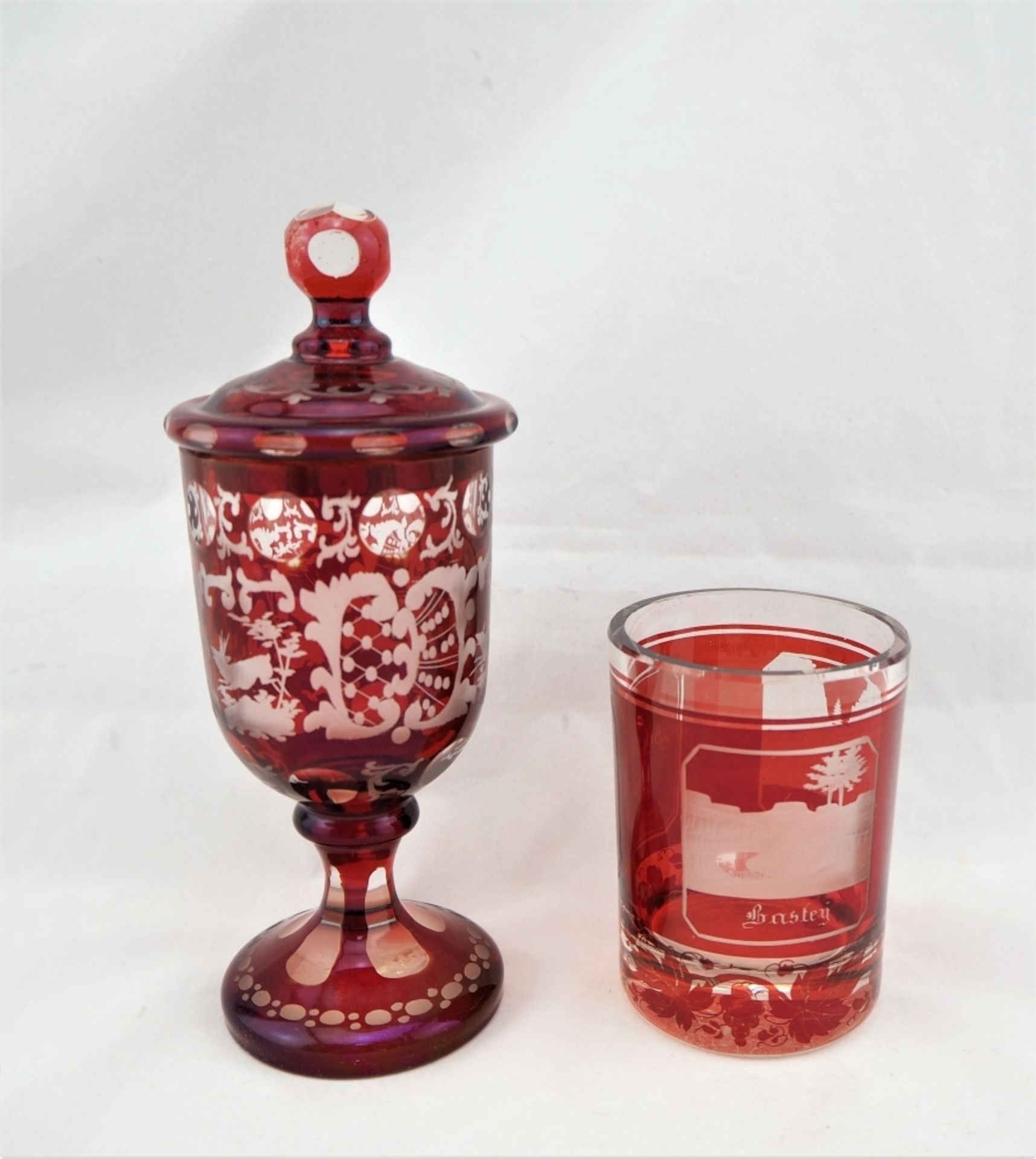 Andenkenbecher, Böhmisch, 19. Jh., 2 Stückhelles Glas mit rotem Überfang und Schliffdeko