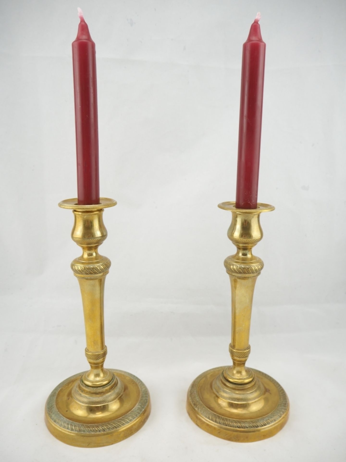 Paar Leuchter, um 1800klassizistisches Paar Leuchter aus Messing oder Bronze, vergoldet.