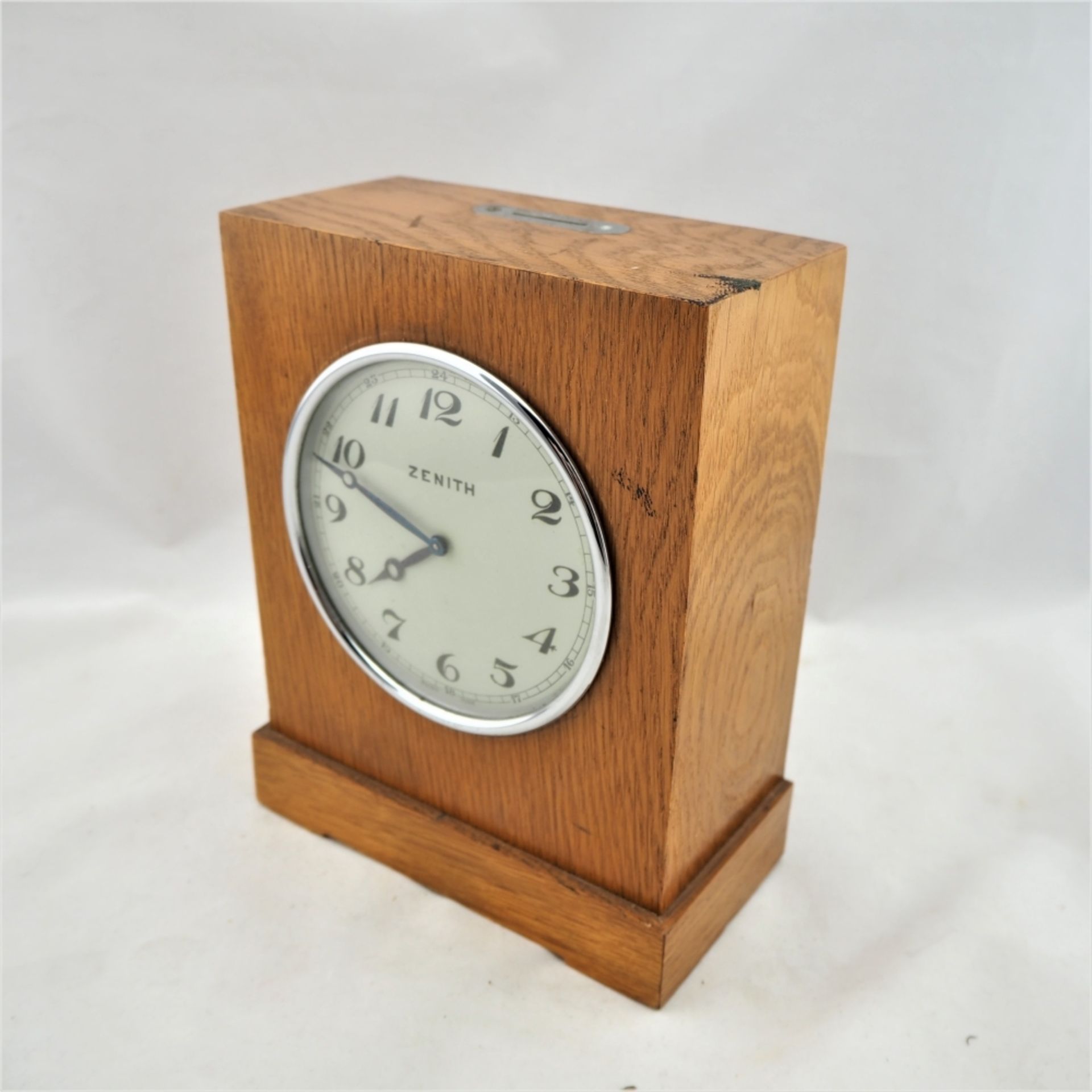 Seltene "Zenith" Spareruhr, 30er JahreGehäuse aus Holz (Eiche), mittig eingebautes Uhrwe