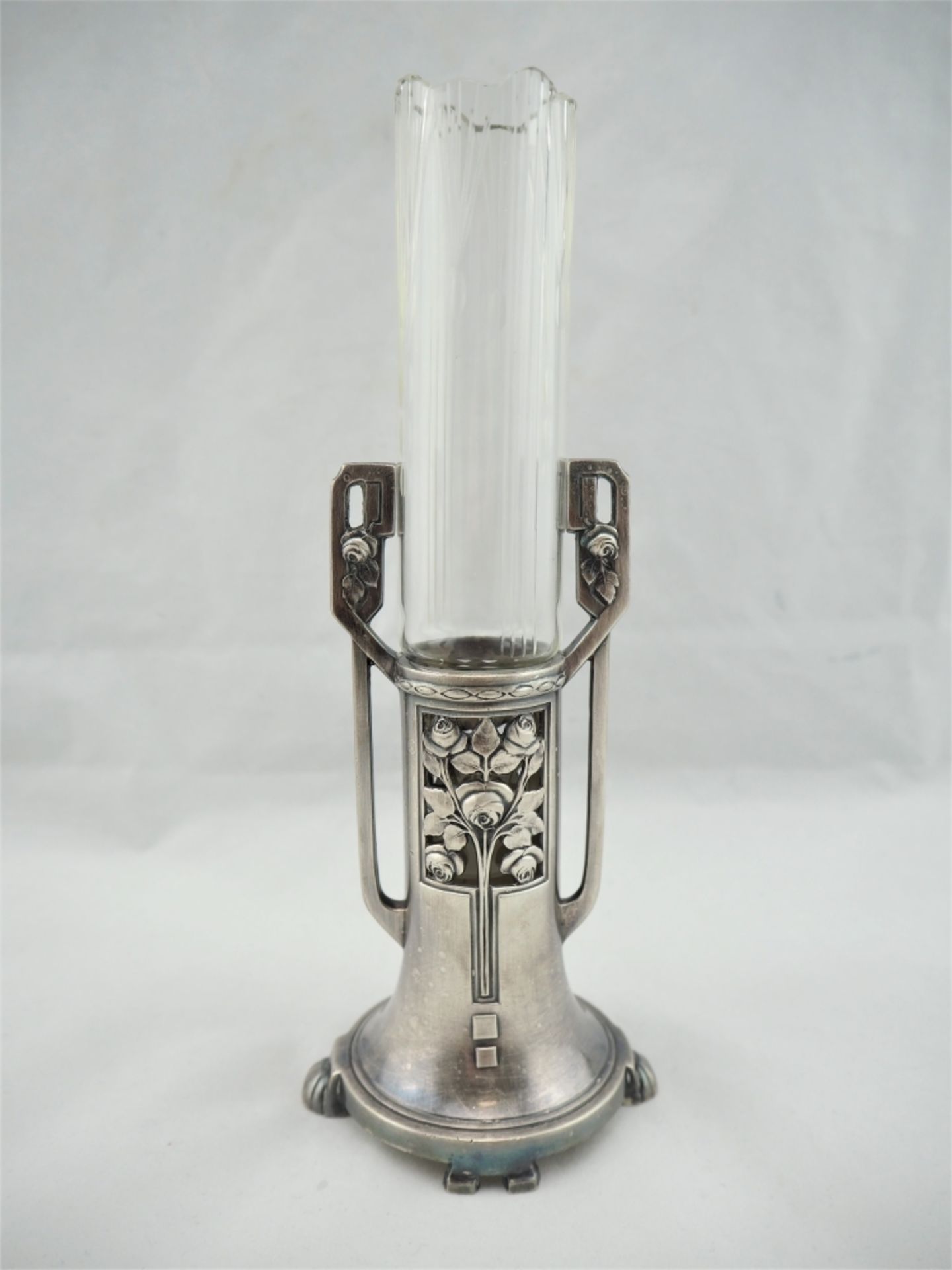 Kleine Vase, um 1900, Zinn, versilbertmit feinen Jugendstil-Motiven verziert. Seitlich h