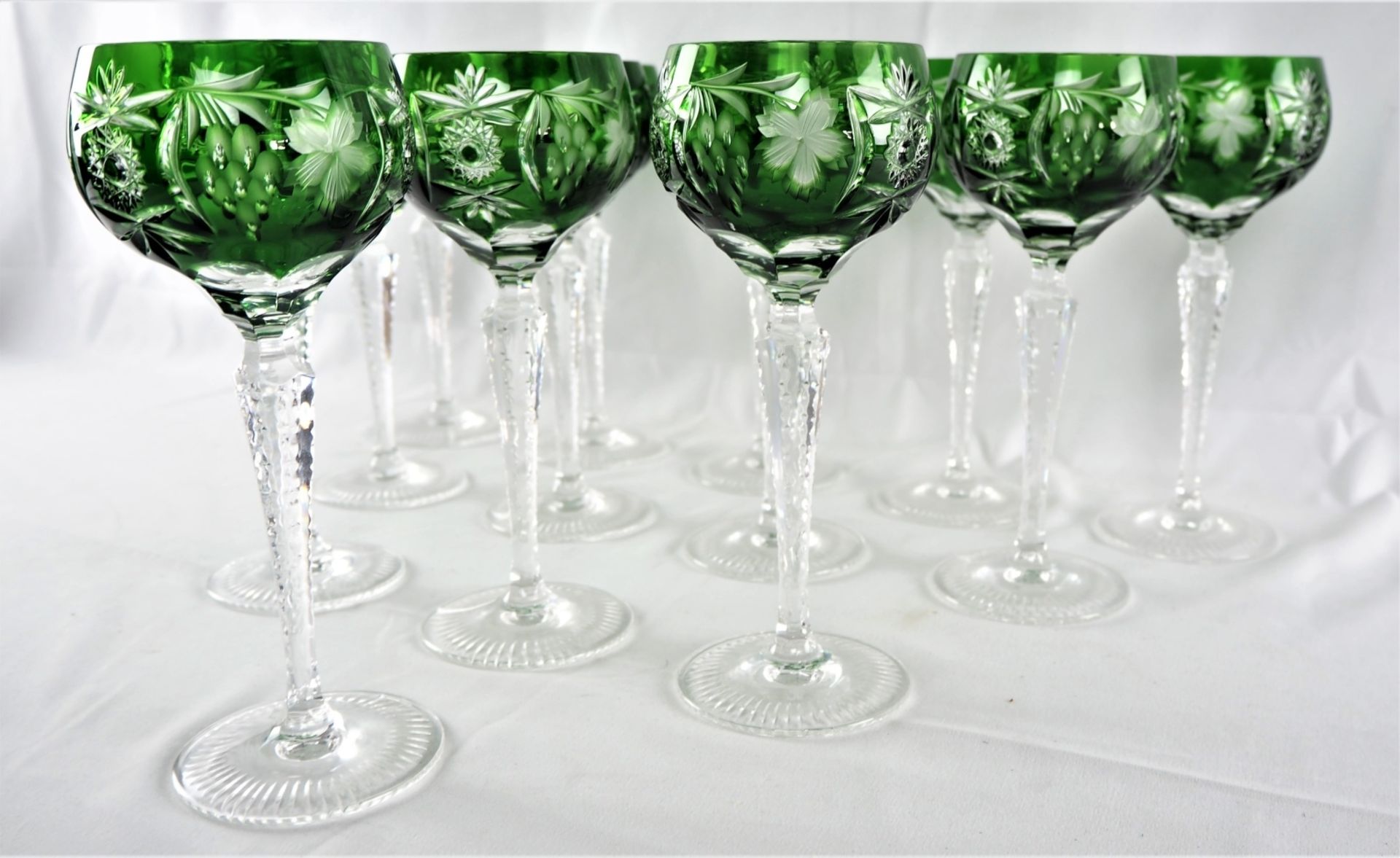 Weingläser, 13 Stück, Bleikristalldurchsichtig, mit grünem Überfang und reichlich floral - Bild 2 aus 4
