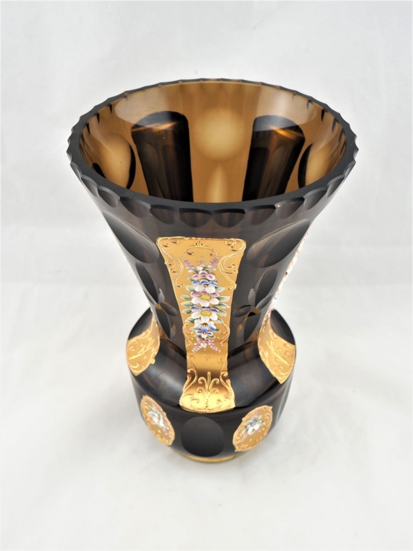 Vase, geschliffen, mit reicher Emailleverzierungaus braunem Glas, mit aufwändigem Schlif - Bild 2 aus 4