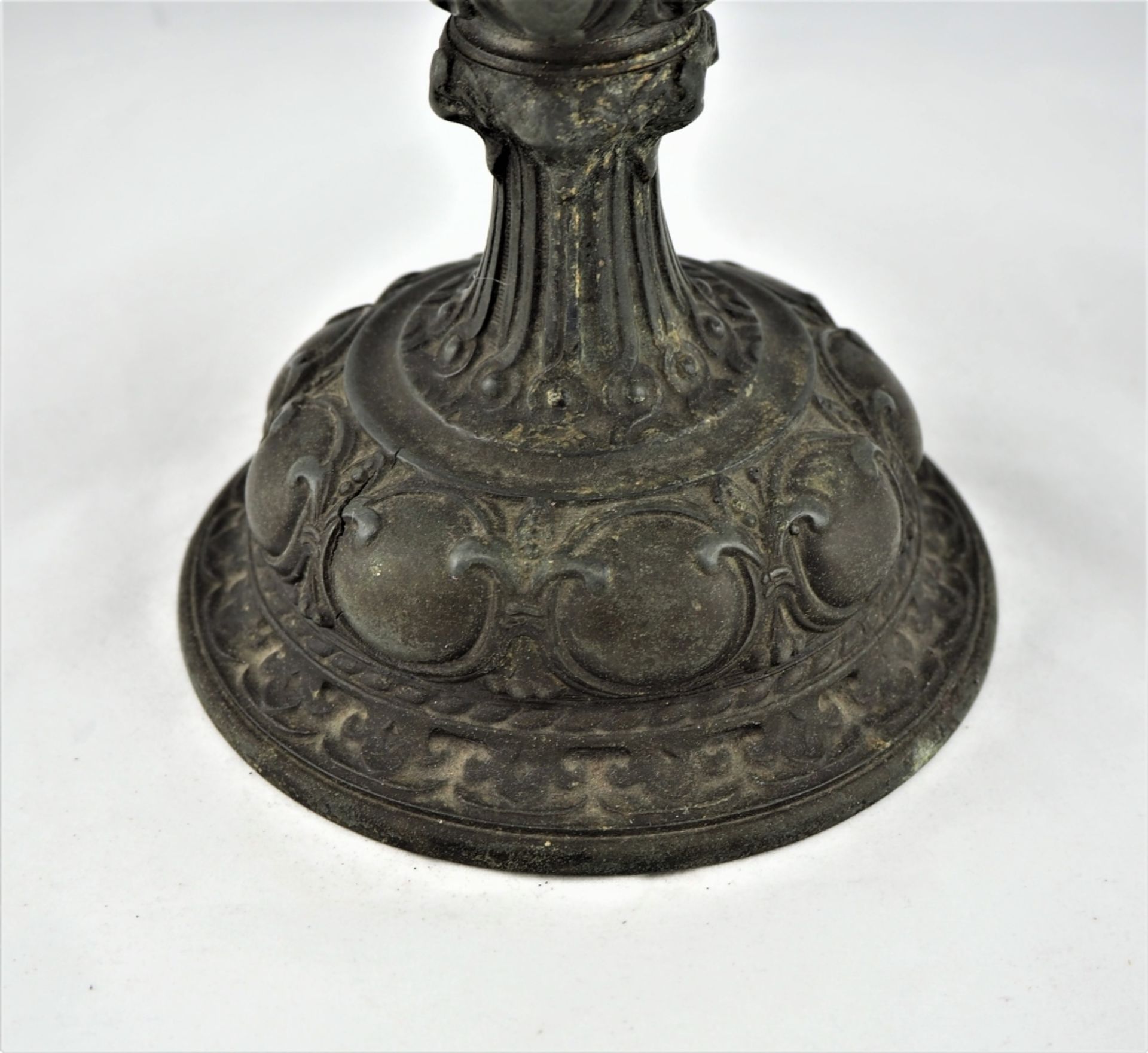 Antike Petroleumlampe, um 1900Fuß aus Metallguss patiniert, mit Brenner und Glaszylinder - Bild 2 aus 4