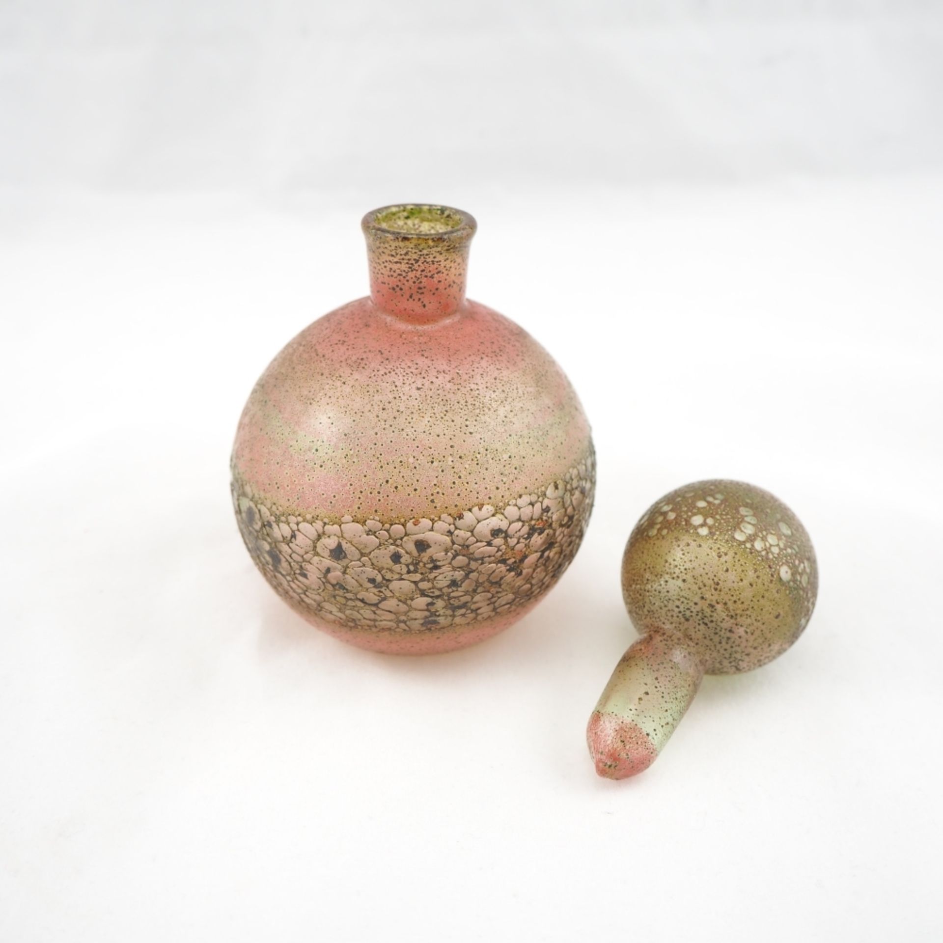 Mundgeblasenes französisches Parfümflakondünnes, zartes Glas mit rauem, olivgrünem und r - Bild 2 aus 2