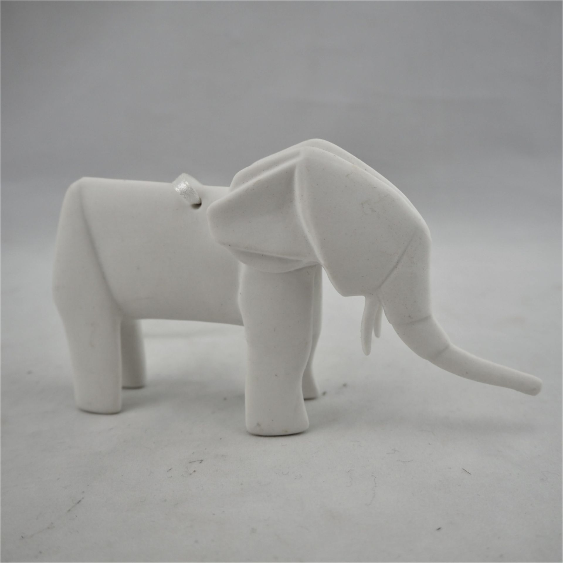 Elefant BiskuitporzellanKleiner Elefant aus Biskuitporzellan, zum Aufhängen. H.7,5cm, L.