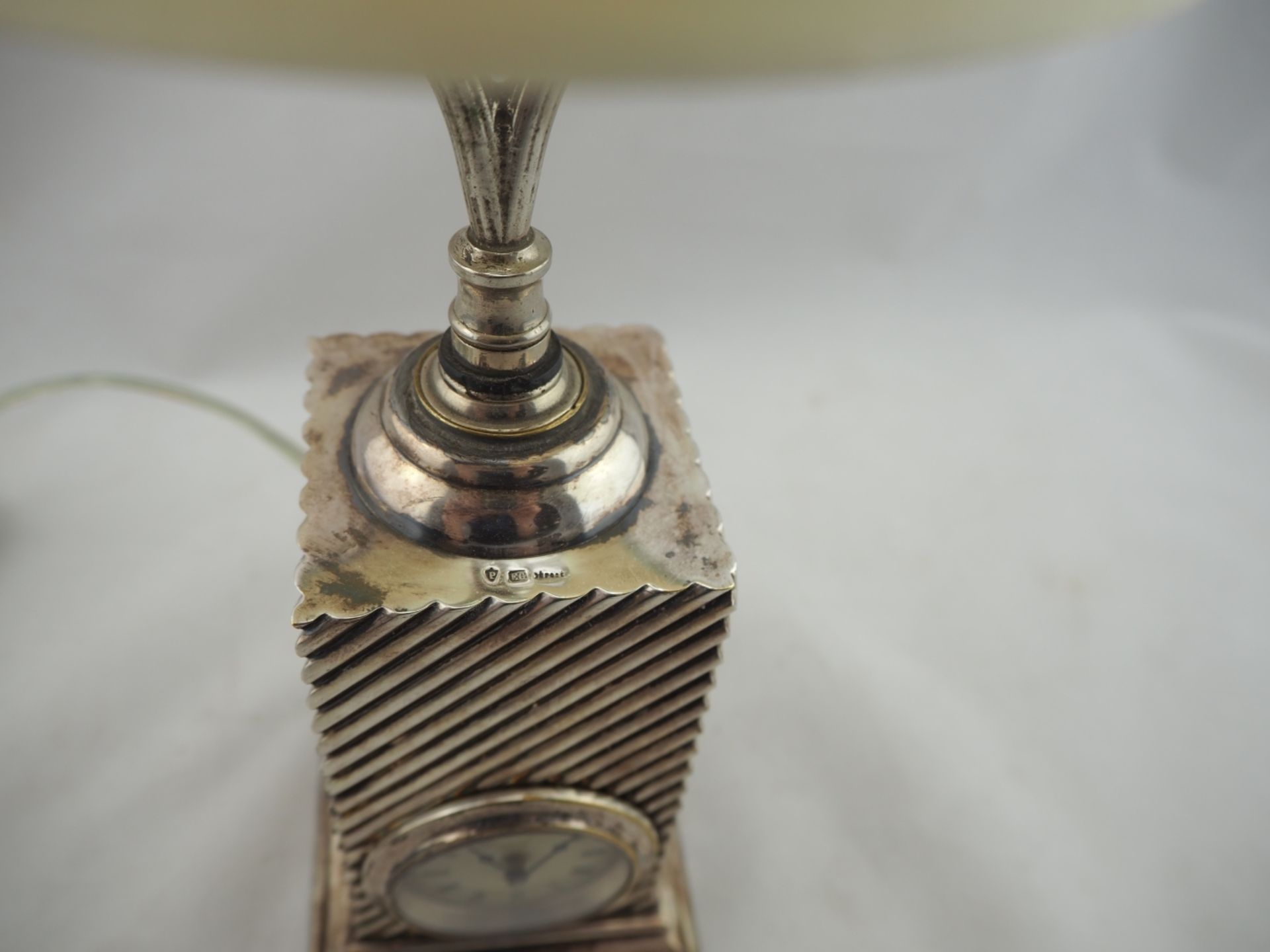 Tischlampe mit Uhr, um 1920Profilierter Stand, darüber viereckiger Korpus. Schräg gerill - Bild 3 aus 7