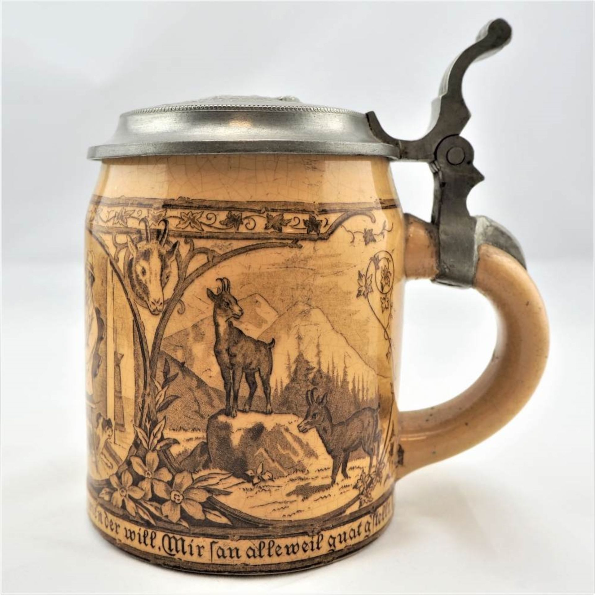 Bierkrug mit Zinndeckel, um 1880Steinzeug-Krug mit bemalter Gasthaus Szene, sowie Gebirg