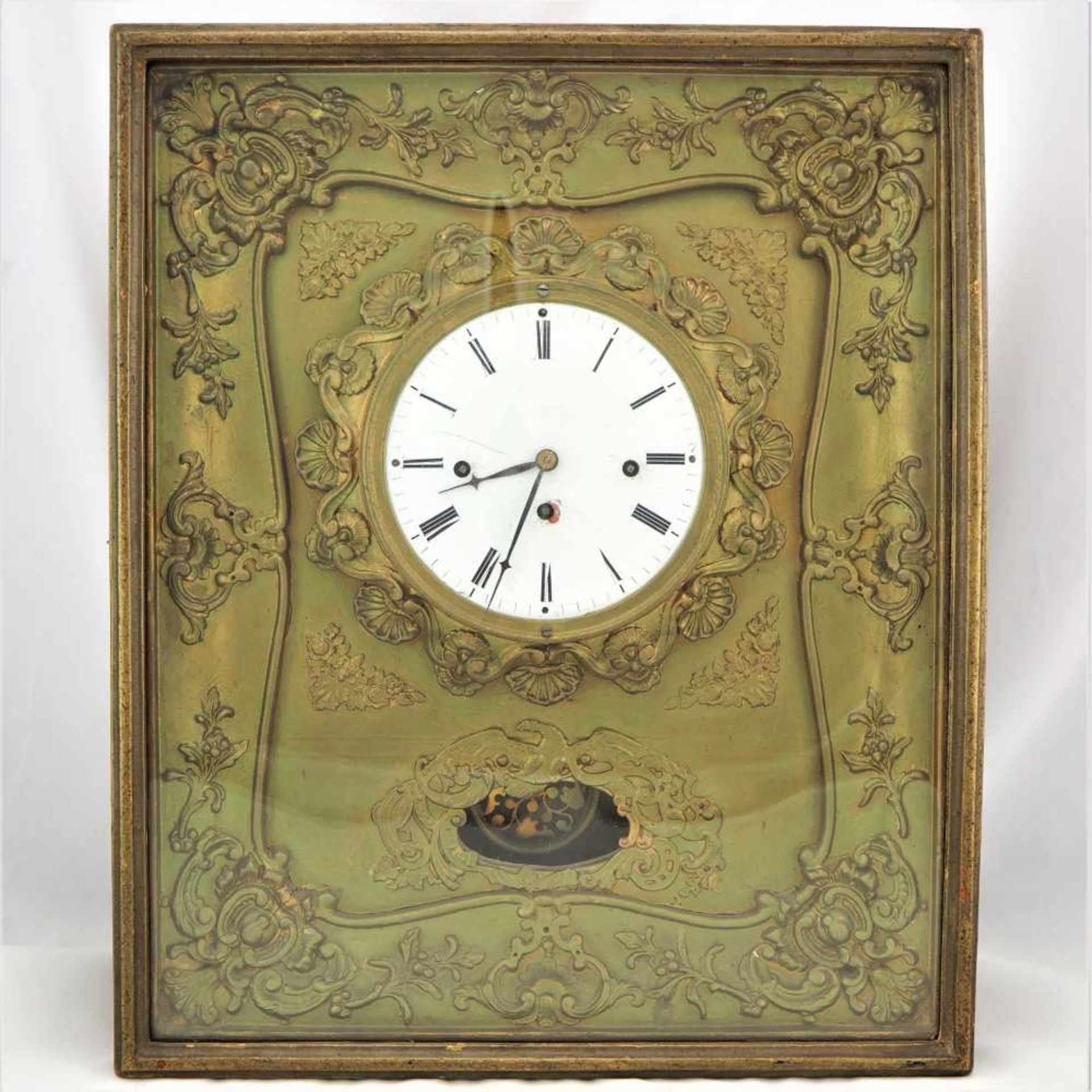 Wiener Rahmenuhr, um 1830Goldfarbener Uhrenkasten mit reichlicher Verzierung. Werk mit W