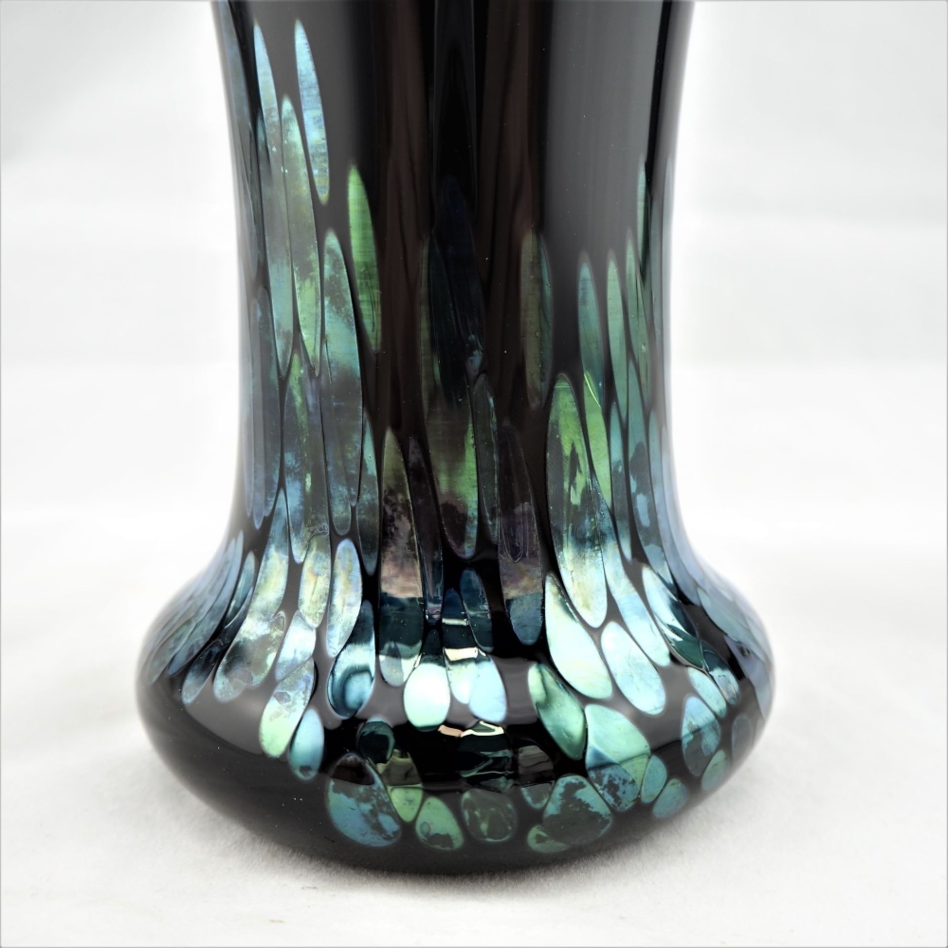 Glasbläserei Eisch, Frauenau - VaseSchwarzes, undurchsichtiges Glas mit blau und grün ch - Bild 3 aus 4