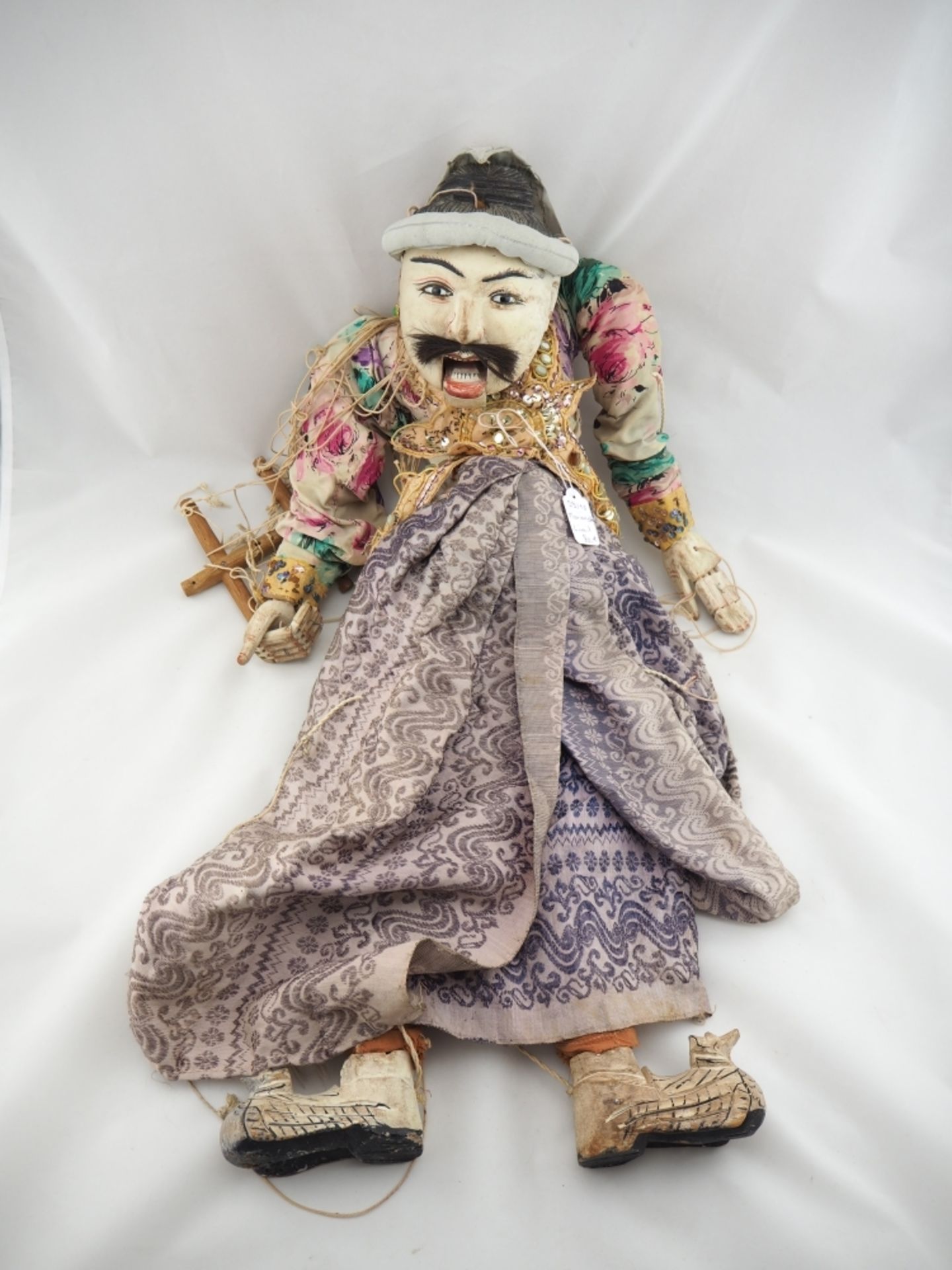 Marionette/TheaterpuppeWohl asiatisch. Kopf, Hände und Füße aus Holz geschnitzt und über