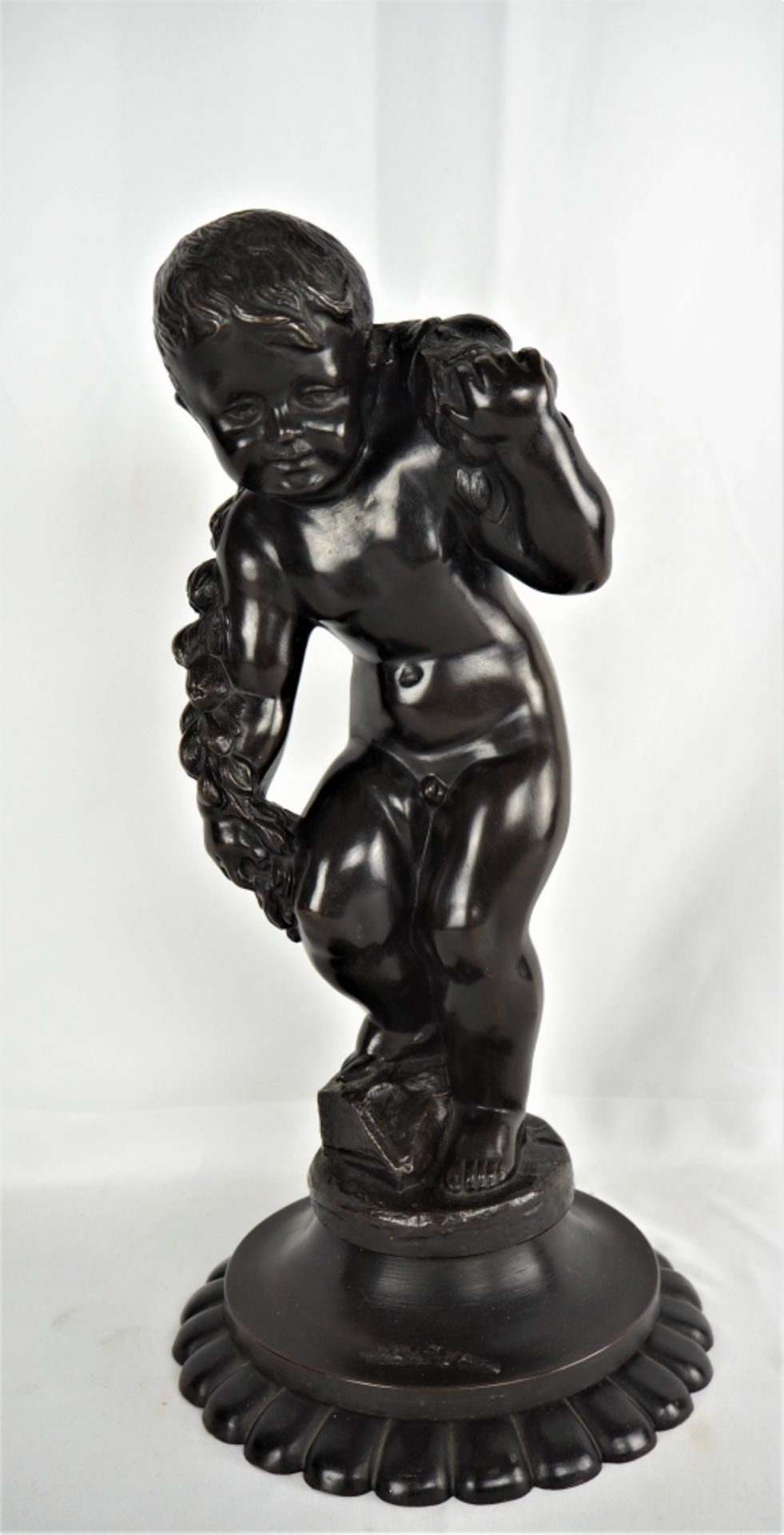 Schwerer Lampenfuß, Bronze mit Putto, wohl Frankreich um 1900.runder Stand, darauf große