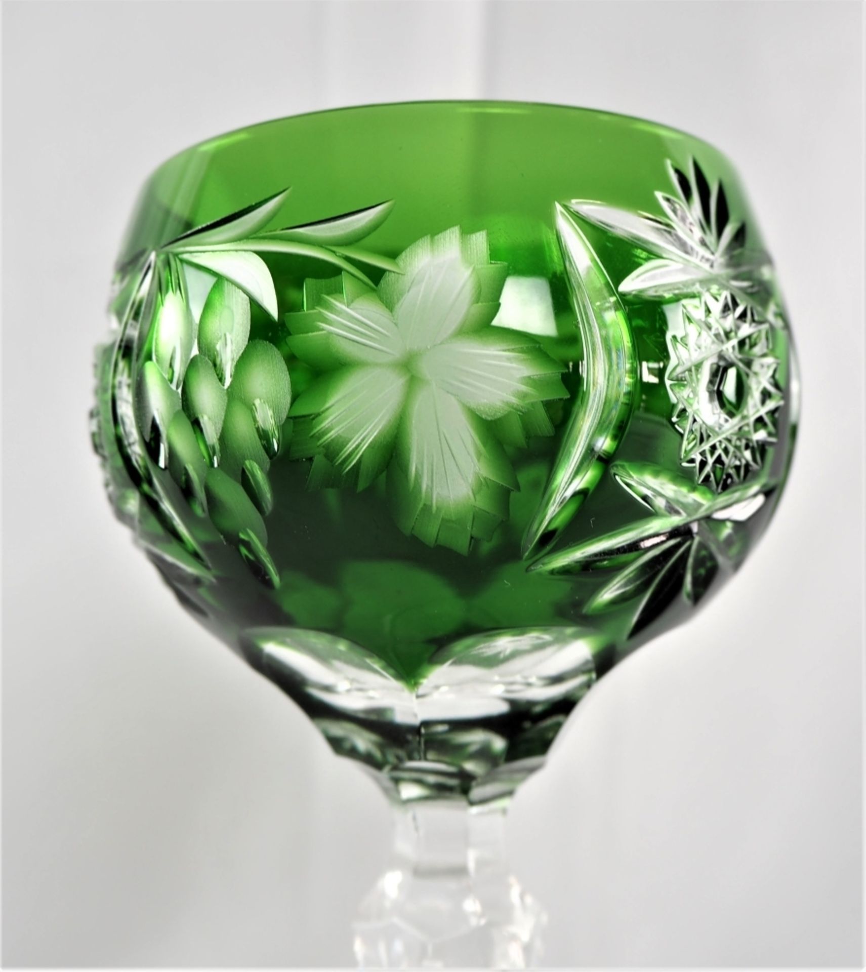 Weingläser, 13 Stück, Bleikristalldurchsichtig, mit grünem Überfang und reichlich floral - Bild 4 aus 4