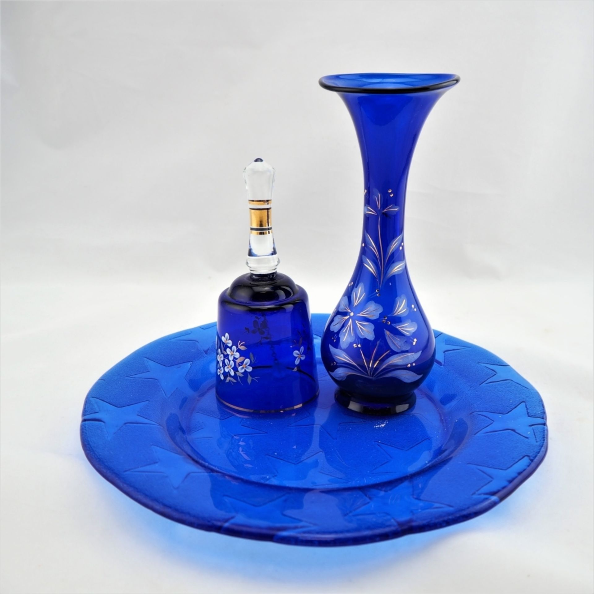 Konvolut Glas, 20.Jhd.Bestehend aus einem Teller, blau eingefärbtes Pressglas. Eine Vase