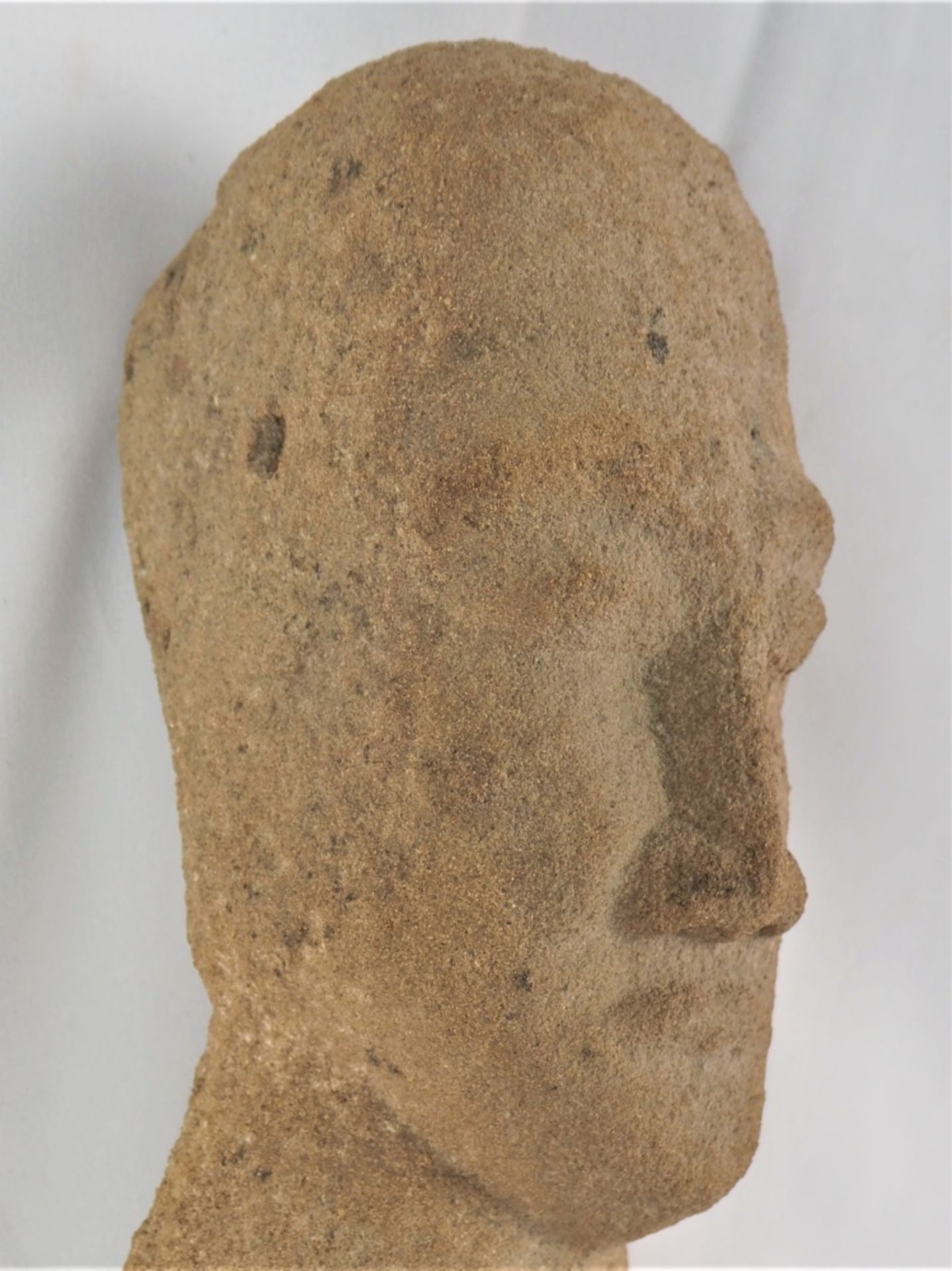 Steinskulptur AfrikaMenschliche Figur, Torso und Kopf. H. 35cm., B. 10cm.Ston - Bild 2 aus 4