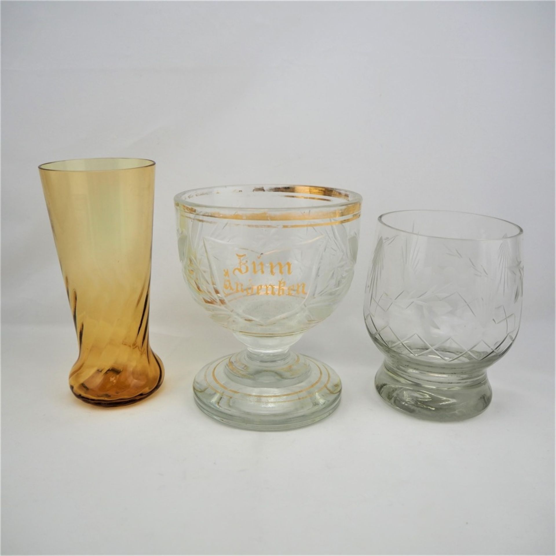 Drei Gläser2x Klarglas geschliffen, ein mal mit Aufschrift "zum Andenken", 1x Trinkglas