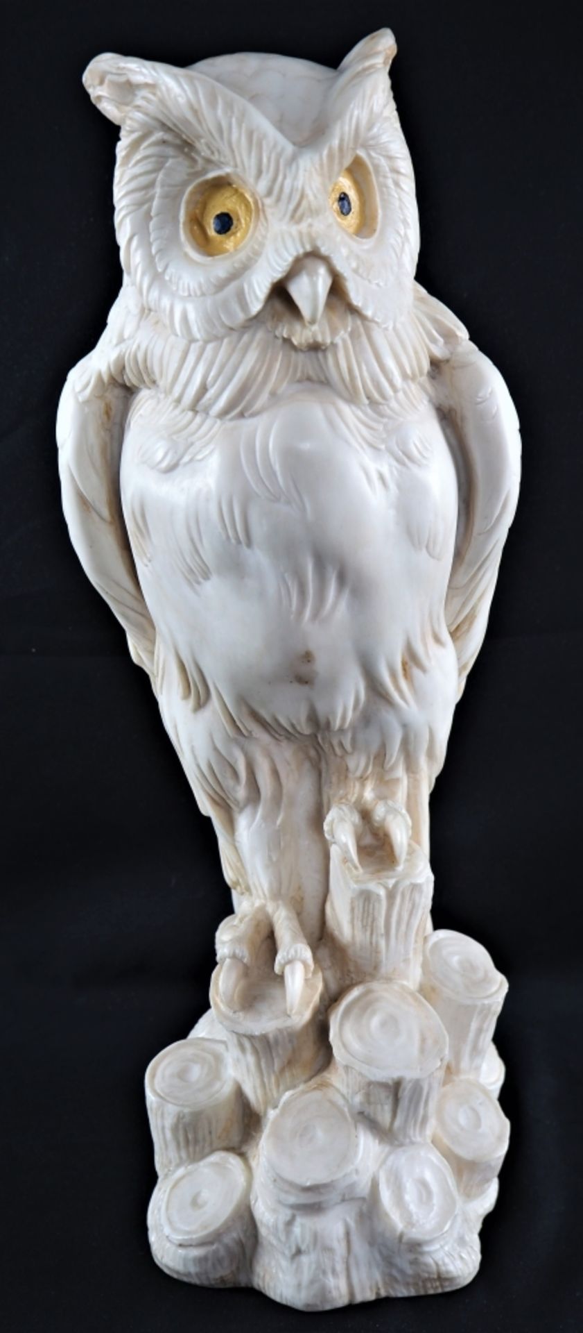 Lebensgroße Alabaster-Eule, wohl um 1900,naturalistisch ausgearbeitet, auf einem Baumstu